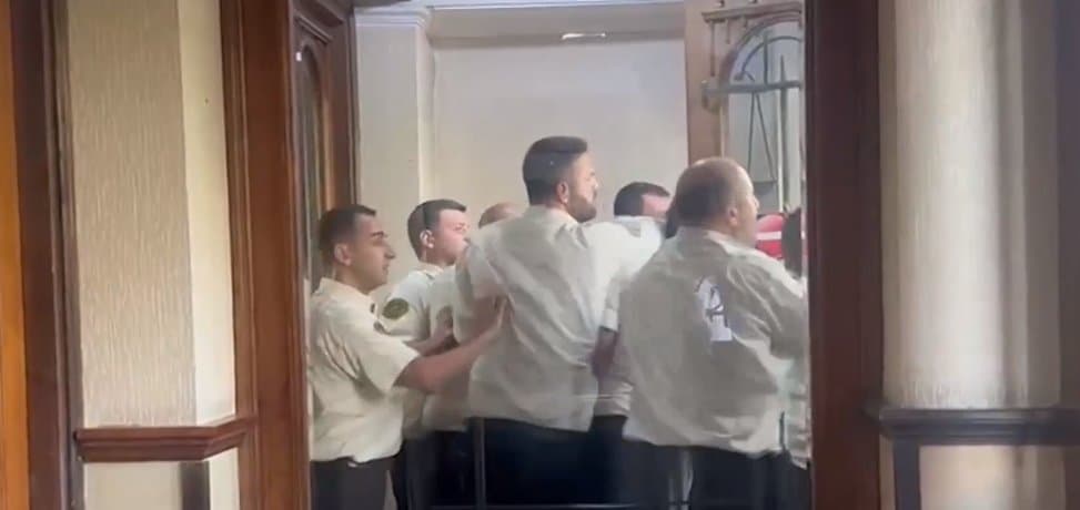 ანტონ ჩეჩინის განაჩენის გამოცხადებას თბილისის საქალაქო სასამართლოში ხმაური მოჰყვა