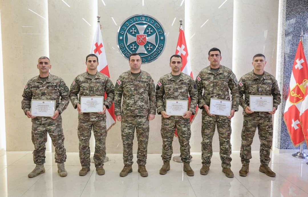 საუკეთესო სამხედრო მოსამსახურეები სერტიფიკატებით და სამკერდე ნიშნებით დააჯილდოვეს