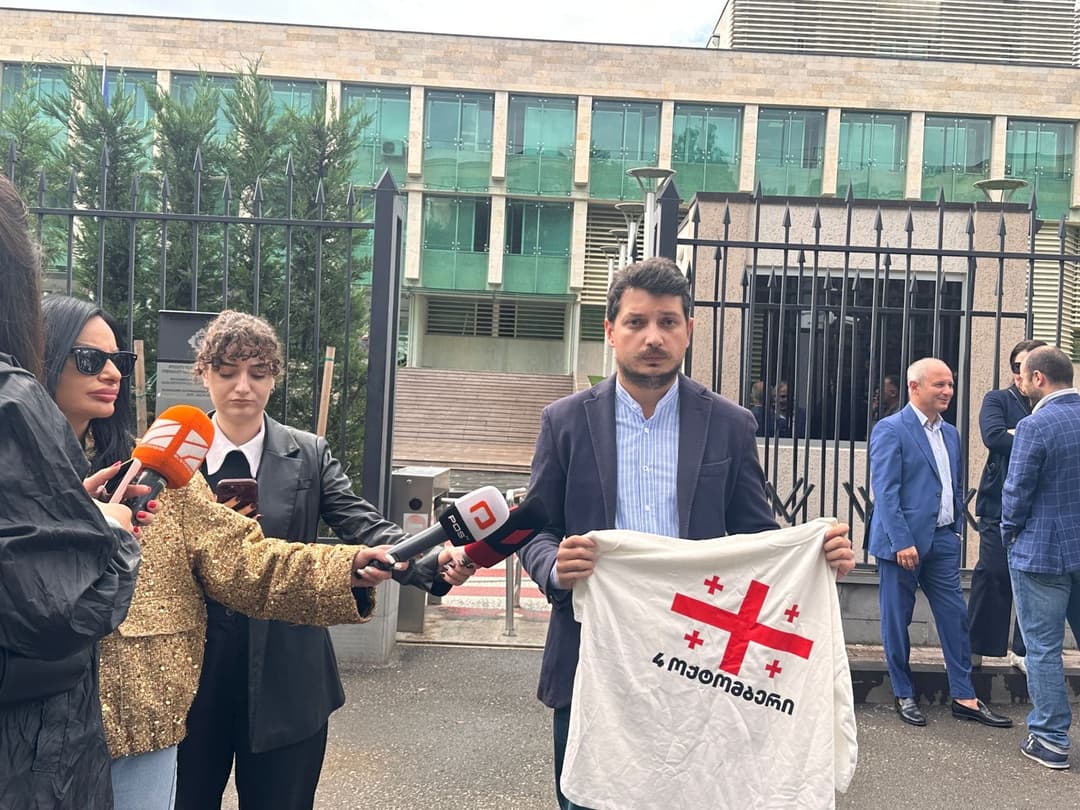 ლაშა ტყეშელაძე - მაისური, სადაც გამოსახულია საქართველოს დროშა, არ შეაგზავნინეს ოჯახის წევრებს, რომ ჩაეცვა