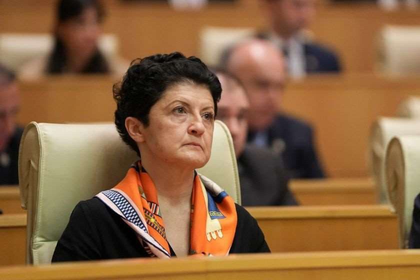 თეა წულუკიანი - 5 ოქტომბრის დილას ეს დროშა მოსახსნელი იქნება მხრებიდან და უკუღმა რომ აცმევენ, ის "რუბაშკა“ მოსარგები ამავე მხრებზე