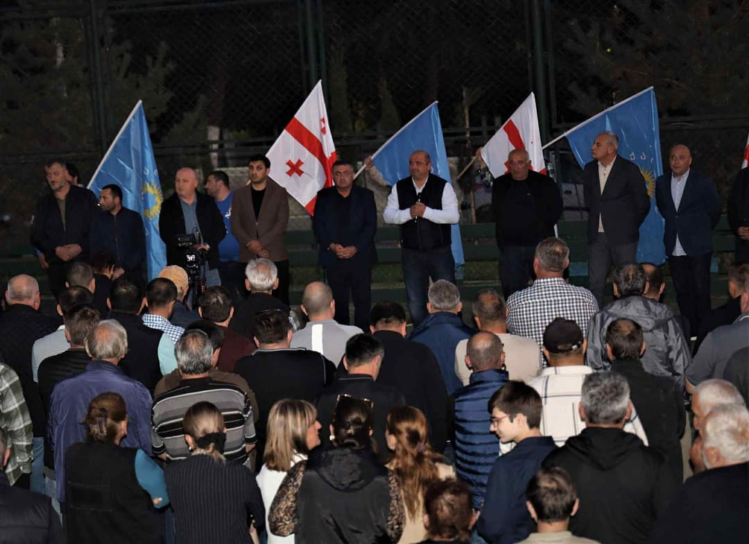 "ქართული ოცნების" ბოლნისის მერობის კანდიდატი ზამურ ჭითანავა საარჩევნო კამპანიის ფარგლებში ქალაქის მოსახლეობას შეხვდა