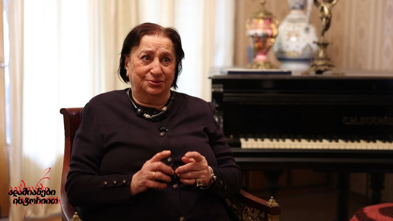 <p style="text-align: justify">ქალი ლეგენდა - სწორედ ასე შეიძლება უწოდო ნანული აბესაძეს, ერთ-ერთ ყველაზე გამორჩეულ ქართველ მომღერალს, რომლის ბგერას და ენერგიას არ იცნობს არც დრო და არც სივრცე. მის ხმაში არის სიწმინდე, ტკივილი, სინაზე და სიხარული, ყველაფერი, რაც ქართველის სულს გამოარჩევს.</p><p style="text-align: justify">დღეს ნანული აბესაძე 89 წლისაა, თუმცა ასაკს სრულიად ვერ გრძნობს. ის კვლავ სავსეა სიცოცხლით, ენერგიით და ოპტიმიზმით. როგორც თავად ამბობს, დღემდე დარბის, ცურავს და აქტიურ ცხოვრებას არ ღალატობს და ასე ინარჩუნებს ფორმას.</p><p style="text-align: justify">ნანული აბესაძე ზესტაფონში დაიბადა, ფეროშენადნობთა ქარხნის ტერიტორიაზე. მისი ოჯახი განათლებითა და კეთილშობილებით გამოირჩეოდა. მამა, პროფესიონალი ეკონომისტი, თბილისის სახელმწიფო უნივერსიტეტის რექტორ ვიქტორ კუპრაძესთან მუშაობდა. ნანული სიყვარულით იხსენებს მას, როგორც გონიერ, თავმდაბალ და კეთილშობილ ადამიანს. დედა კი საოცარი სილამაზით იყო ცნობილი, იმდენად, რომ ერთხელ თავად ნატო ვაჩნაძემ, ქალმა, რომლის გარეგნობამ მსოფლიო აღაფრთოვანა, ქუჩაში გააჩერა და გაოცებით ჰკითხა: "საიდან გაქვთ ასეთი სილამაზე?“.</p><p style="text-align: justify">მან ბავშვობა პეტრიაშვილის ქუჩაზე გაატარა, იმ ქუჩაზე, სადაც იზრდებოდნენ თამაზ და ოთარ ჭილაძეები. სწორედ მათთან ერთად დაიწყო მისი გზაც ხელოვნებისა და მეგობრობის სამყაროში. მეგობრობა, რომელიც ბავშვობიდან მოყოლებული მთელი ცხოვრება გაგრძელდა, იყო სულიერი სითბოსა და შემოქმედებითი სიახლოვის ნიშანი.</p><p style="text-align: justify">მისი პირველი სცენური გამოსვლა თბილისის ტექნიკური უნივერსიტეტის (მაშინდელი გეპეის) სცენაზე შედგა. სწორედ იქ პირველად იგრძნო მაყურებლის სიყვარული და მაშინვე მიხვდა, რომ სცენა მისი მოწოდება იყო. ამ დღიდან იწყება ნანული აბესაძის დიდი გზა, გზა, რომელიც ქართულმა მუსიკამ ოქროს ასოებით შეიტანა თავის ისტორიაში.</p><p style="text-align: justify">ერთ-ერთ კონცერტზე მასთან მივიდა ცნობილი ქართველი მეცნიერი, ასტრონომი და საქართველოს მეცნიერებათა აკადემიის პრეზიდენტი ევგენი ხარაძე, რომელმაც უთხრა: "ნანული, იმღერე ქართული და რუსული რომანსები, ისინი დიდ ასპარეზზე გაგიყვანს". ეს წინასწარმეტყველება ასრულდა, ნანული აბესაძე რომანსების გამორჩეულ შემსრულებლად იქცა.</p><p style="text-align: justify">მისი შემოქმედების ერთ-ერთი ყველაზე მნიშვნელოვანი ეტაპი საფრანგეთს უკავშირდება. პარიზის „ოლიმპიას“ სცენაზე ნანულიმ ერთთვიანი საკონცერტო პროგრამა გამართა, სადაც ყოველ საღამოს დარბაზი ბოლომდე ივსებოდა. ფრანგული პუბლიკა აღფრთოვანებული იყო &nbsp;ქართველი მომღერლით, რომლის ხმა თითქოს ყველა ენისა და საზღვრის მიღმა აღწევდა.</p><p style="text-align: justify">ნანული აბესაძე გვიყვება თუ როგორ შეიქმნა გიორგი ჩუბინიშვილის რომანსების ანთოლოგია, რომანსების რომლებიც მის რეპერტუარში ყოველთვის გამორჩეულ ადგილს იკავებდა.</p><p style="text-align: justify">მუსიკოსი განსაკუთრებული სიყვარულით იხსენებს ადამიანებს, რომლებიც მთელი ცხოვრების განმავლობაში მის გვერდით იდგნენ: სულიკო კოროშინაძე, ბებიკა ჯაიანი, გია ჭირაქაძე, კონსტანტინე პევზნერი… ისინი ერთად ქმნიდნენ იმ ეპოქას, რომლის გარეშე ქართული სცენის ისტორია წარმოუდგენელია.</p><p style="text-align: justify">სიმღერა "შენ მხოლოდ შენ“ ნანული აბესაძის ერთ-ერთ ყველაზე ცნობილ და ემოციურ ნამუშევრად იქცა. ის იხსენებს, როგორ შეიქმნა ეს სიმღერა გია ყანჩელთან და მორის ფოცხიშვილთან ერთად: „პირველად რომ აჟღერდა მელოდია, ყველამ ვიცოდით, რომ რაღაც განსაკუთრებულს ვქმნიდით". დღეს ეს სიმღერა სიყვარულის, სინაზისა და სიმარტივის მარადიული ნიშანია.</p><p style="text-align: justify">მრავალი წარმატებისა და აღიარების მიუხედავად, ნანული აბესაძის მთავარი სურვილი მარტივია: "ქართველმა გაამართლოს ქართველობა". ამ სიტყვებში თავმოყრილია მთელი მისი ცხოვრების ფილოსოფია - ღირსება, პატიოსნება და სამშობლოს სიყვარული.</p><p style="text-align: justify">ნანული აბესაძე დღესაც ისეთივე ხალისიანი და სიცოცხლით სავსეა, როგორც ახალგაზრდობაში. მისი თვალები ისევ ანათებს იმ სინათლით, რომელიც მხოლოდ ნამდვილ ხელოვანს აქვს.</p><p style="text-align: justify">ნანული აბესაძე არ არის მხოლოდ მომღერალი, ის ეპოქაა. ქალი, რომელმაც თავისი ხმით მსოფლიოს საქართველო გააცნო; ქალი, რომელმაც აჯობა დროს და რომელმაც თავისი ხმა ისტორიად აქცია.</p><p style="text-align: justify">მისი ხავერდოვანი ხმა დღემდე ჟღერს და გვახსენებს, რომ ნამდვილი ხელოვნება არასოდეს ბერდება.</p><p style="text-align: justify"><strong><em>ბექა გელდიაშვილი</em></strong></p><div class="iframe-wrapper"><iframe src="https://www.youtube.com/embed/jU5mzTLrejw?si=AYcUXbP8NcQZbC37" frameborder="0" allowfullscreen="true" width="560" height="315" title="YouTube video player" allow="accelerometer; autoplay; clipboard-write; encrypted-media; gyroscope; picture-in-picture; web-share"></iframe></div>