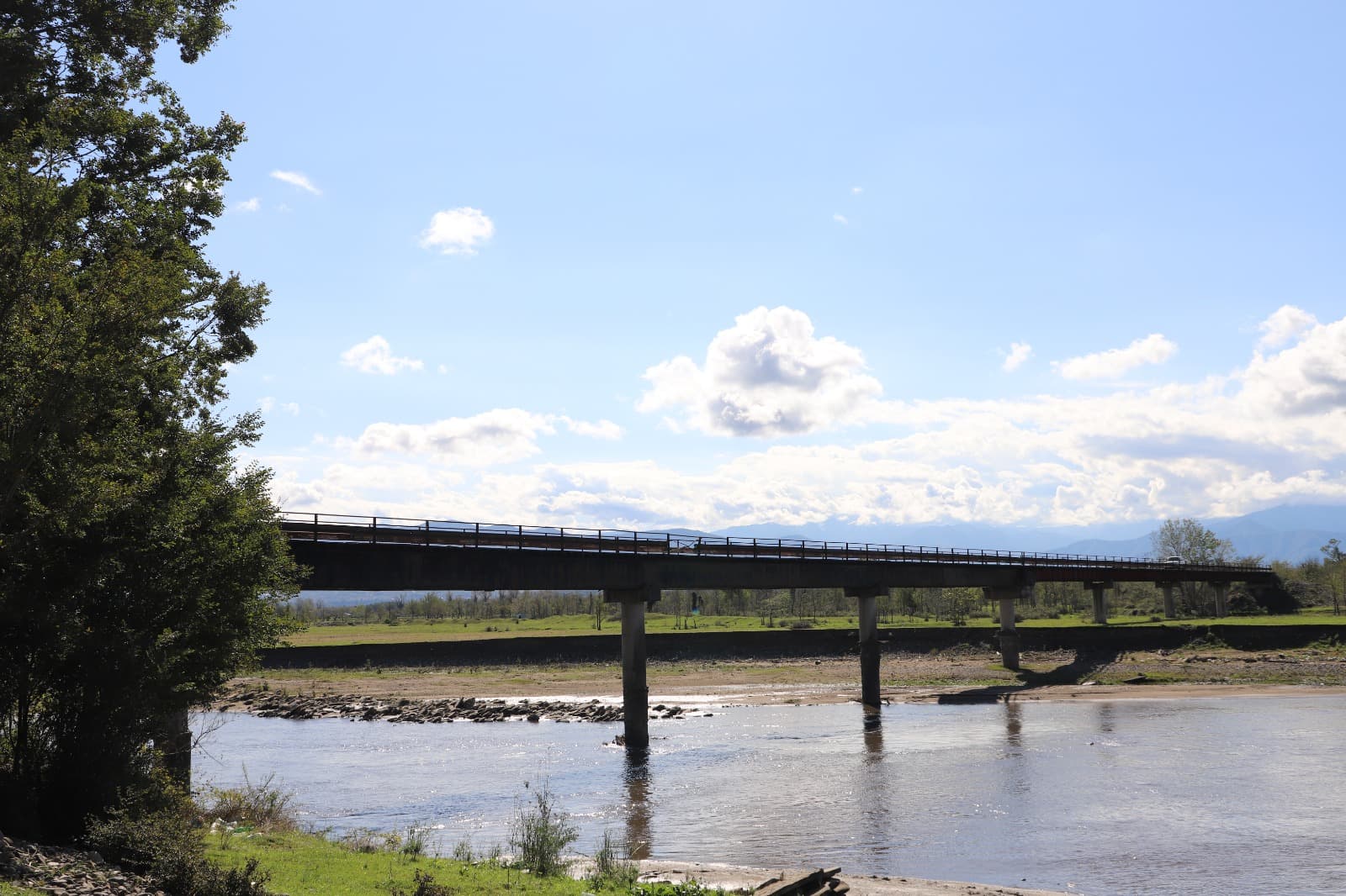 <p style="text-align: justify">თერჯოლის მუნიციპალიტეტის მერი მანუჩარ რობაქიძე სოფელ ბარდუბნის მოსახლეობას სოფლის მაჟორიტარ დეპუტატთან და ინფრასტრუქტურული სამსახურის წარმომადგენლებთან ერთად შეხვდა.&nbsp;</p><p style="text-align: justify">მუნიციპალიტეტის მერიის ინფორმაციით, შეხვედრაზე განიხილეს მდინარე ყვირილაზე არსებული აჯამეთის ხიდის რეაბილიტაციის საკითხი, რომლითაც ოთხი სოფლის მოსახლეობა სარგებლობს.&nbsp;</p><p style="text-align: justify">მანუჩარ რობაქიძის თქმით, ხიდის განახლება მოსახლეობისთვის სასიცოცხლოდ მნიშვნელოვანია. ის აკავშირებს აჯამეთის ტერიტორიაზე არსებულ სასოფლო-სამეურნეო სახნავ-სათესი მიწებს და საძოვრებს.&nbsp;</p><p style="text-align: justify">მერის განცხადებით, პირველ ეტაპზე საჭირო იქნება ინფრასტრუქტურული ობიექტის პროექტირება, რის შემდეგაც, შესაბამისი ვადების გათვალისწინებით, სარეაბილიტაციო სამუშაოები დაიწყება.</p><p>&nbsp;</p>