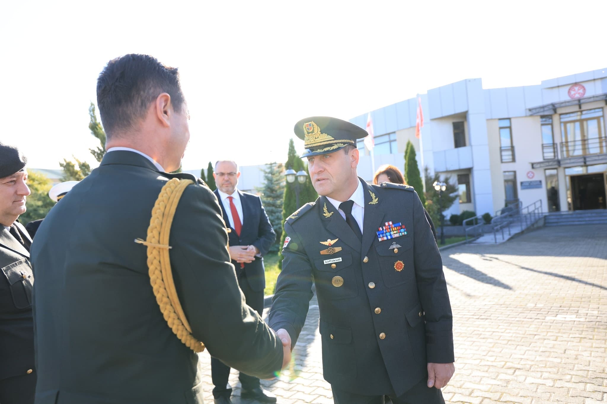 <p style="text-align: justify">ეროვნული თავდაცვის აკადემიის რექტორმა, ბრიგადის გენერალმა მამია ბალახაძემ აზერბაიჯანი-თურქეთი-საქართველოს სამხედრო საგანმანათლებლო დაწესებულებების რექტორების სამმხრივი ფორმატის ფარგლებში, აზერბაიჯანის ეროვნული თავდაცვის უნივერსიტეტის რექტორის მოადგილეს გენერალ-მაიორ არიფ ჰასანი ჰასანოვს და თურქეთის ეროვნული თავდაცვის უნივერსიტეტის რექტორს ერჰან აფიონჯუს უმასპინძლა.</p><p style="text-align: justify">პრესსამსახურის ინფორმაციით, შეხვედრაზე, აკადემიის რექტორმა, ბრიგადის გენერალმა მამია ბალახაძემ ეროვნული თავდაცვის აკადემიაში განხორციელებულ სიახლეებსა და სამომავლო გეგმებზე ისაუბრა, რის შემდეგ თითოეული ქვეყნის სამხედრო სასწავლებელმა წარადგინა პრეზენტაცია არსებული სამხედრო და აკადემიური პროგრამების, სწავლებების და საერთაშორისო აქტივობების შესახებ, ასევე განხილულ იქნა აღნიშნულ სამხედრო საგანმანათლებლო დაწესებულებებს შორის მიმდინარე და სამომავლო თანამშრომლობის საკითხები და მიმართულებები.</p><p style="text-align: justify">"შეხვედრის შემდეგ, სტუმრებმა ეროვნული თავდაცვის აკადემიის ინფრასტრუქტურა, სასწავლო ლაბორატორიები და მუზეუმი დაათვალიერეს და სამახსოვრო საჩუქრები გაცვალეს.</p><p style="text-align: justify">მოგვიანებით, ოფიციალური პირები დაესწრნენ კადეტთა სამმხრივ სპორტულ ღონისძიებებს, რომლებშიც ეროვნული თავდაცვის აკადემიის, აზერბაიჯანის და თურქეთის სამხედრო სასწავლებლების იუნკერები და კადეტები მონაწილეობენ.</p><p style="text-align: justify">აღსანიშნავია ის ფაქტი, რომ სამმხრივი ფორმატის შეხვედრა კიდევ უფრო ამყარებს საქართველოს ორ მეზობელ ქვეყანასთან სამხედრო განათლების სფეროში პარტნიორულ კავშირებს. აკადემიისთვის უმნიშვნელოვანესია მსგავსი თანამშრომლობის ფორმატებში სამუშაო შეხვედრების გამართვა უცხოური გამოცდილების გაზიარების თვალსაზრისით", - აღნიშნულია ინფორმაციაში.</p>