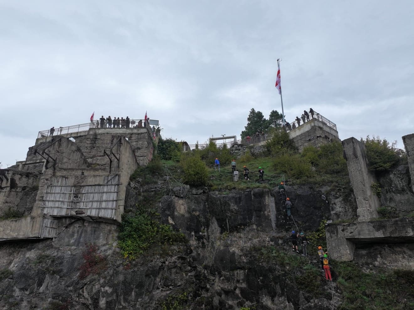 <p style="text-align: justify">ჭიათურაში, ე.წ. "საშევარდნოს" კლდეზე, ახალი ვია ფერატა (Via Ferrata) მოეწყო - თანამედროვე ტურისტული ობიექტი, რომელიც სათავგადასავლო ტურიზმის ერთ-ერთ ყველაზე პოპულარულ მიმართულებას წარმოადგენს მთელ მსოფლიოში.</p><p style="text-align: justify">ღონისძიებას &nbsp;ჭიათურის მუნიციპალიტეტის მერი გივი მოდებაძე, მერის მოადგილეები, ადგილობრივი თვითმმართველობის წარმომადგენლები და მოწვეული სტუმრები დაესწრნენ.</p><p style="text-align: justify">პირველმა ამსვლელებმა წარმატებით დაძლიეს მარშრუტი, რომელიც რუსთაველის ქუჩიდან „საშევარდნოს“ გადასახედამდე მიემართება.</p><p style="text-align: justify">ახალი ექსტრემალური ბილიკი გათვლილია როგორც პროფესიონალ მეკლდეურებზე, ისე სათავგადასავლო ტურიზმის მოყვარულ მოქალაქეებზე და მიზნად ისახავს ტურისტული ინფრასტრუქტურის განვითარებასა და ქალაქის ტურისტული პოტენციალის გაზრდას.</p><p style="text-align: justify">აღსანიშნავია, რომ ვია ფერატა საქართველოში და მთელ კავკასიაში პირველად სწორედ 2021 წელს, ჭიათურის მუნიციპალიტეტის სოფელ სვერში მოეწყო, ხოლო ახლად მოწყობილი მარშრუტი „საშევარდნოს“ კლდეზე &nbsp;მეორეა და კიდევ ერთი მნიშვნელოვანი ნაბიჯია რეგიონის სათავგადასავლო ტურიზმის განვითარებაში.</p><p style="text-align: justify">ახალ ვია ფერატას ჭიათურაში რამდენიმე მნიშვნელოვანი უპირატესობა აქვს: მისი ადგილმდებარეობა უზრუნველყოფს ვიზიტორთა ნაკადებთან უფრო დიდ ხელმისაწვდომობას, ხოლო მარშრუტის გავლით სტუმრებს შესაძლებლობა ეძლევათ მოხვდნენ &nbsp;ადგილზე, საიდანაც &nbsp;პანორამული ხედი მთელ ქალაქზე იშლება.</p><p style="text-align: justify">პროექტის საერთო ღირებულება შეადგენს 300 000 ლარს.</p><p style="text-align: justify">ის განხორციელდა გერმანიის საერთაშორისო თანამშრომლობის საზოგადოებისა (GIZ) და ჭიათურის მუნიციპალიტეტის მერიის თანადაფინანსებით.</p><p style="text-align: justify">ჭიათურის მერის გივი მოდებაძის განცხადებით, მომავალში დაგეგმილია ზიპლაინის მოწყობაც, რომელიც „საშევარდნოს“ კლდეს დააკავშირებს კულტურის ცენტრთან და ყოფილი პიონერთა სასახლის ტერიტორიაზე განთავსებულ სკვერთან.</p><p style="text-align: justify">დღესვე გაიმართა ცნობილი მთამსვლელის, მეკლდეურის და სპელეოლოგის გოდერძი სამხარაძის სახელობის მეკლდეურობის ფესტივალი.</p>