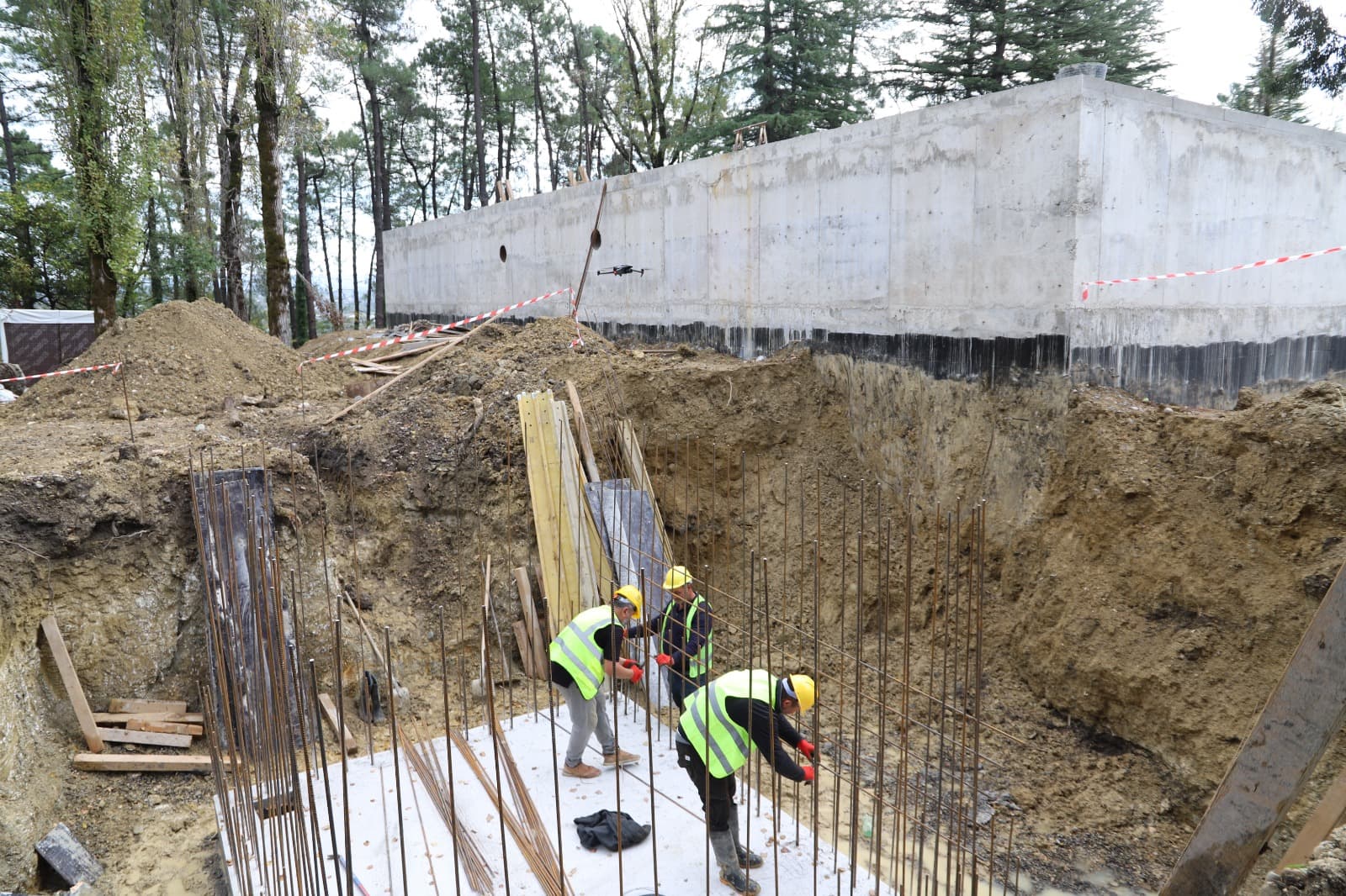 <p style="text-align: justify">თერჯოლის მუნიციპალიტეტის მერმა მანუჩარ რობაქიძემ, ინფრასტრუქტურის განვითარების მინისტრ რევაზ სოხაძესთან ერთად თერჯოლაში მიმდინარე ინფრასტრუქტურული პროექტები დაათვალიერა.&nbsp;</p><p style="text-align: justify">მუნიციპალიტეტის მერი ინფრასტრუქტურის მინისტრთან ერთად ქ. თერჯოლის &nbsp;#1 საჯარო სკოლისა და ქ. თერჯოლის წყალმომარაგების სისტემის</p><p style="text-align: justify">სარეაბილიტაციო სამუშაოებს ადგილზე გაეცნო. ხელმძღვანელმა პირებმა ყურადღება გაამახვილეს პროექტების კანონით გათვალისწინებულ ვადებში სამუშაოების ხარისხიანად შესრულებაზე და კონტრაქტორ კომპანიებს გარკვეული მითითებები მისცეს.</p>