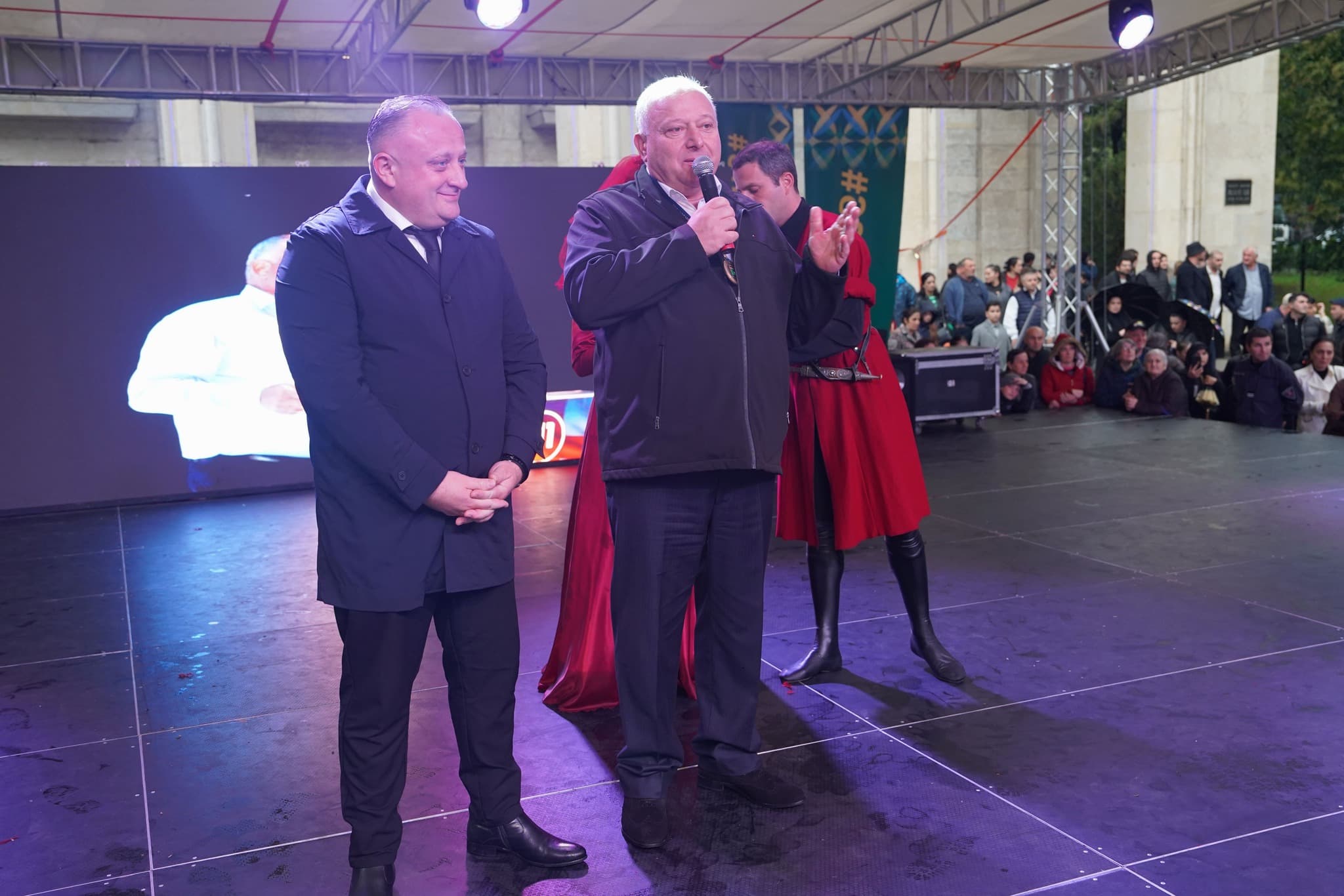 <p style="text-align: justify">ჭიათურის მუნიციპალიტეტის მერმა გივი მოდებაძემ ჭიათურის საპატიო მოქალაქეები დააჯილდოვა.&nbsp;</p><p style="text-align: justify">დაჯილდოების ცერემონიაზე, რომელიც ტრადიციული სახალხო დღესასწაულის "ჭიათურობა 2025“-ის ფარგლებში გაიმართა, მერმა საპატიო მოქალაქეების ტიტულის მფლობელებს მუნიციპალიტეტის განვითარებაში შეტანილი წვლილისთვის მადლობა გადაუხადა.&nbsp;</p><p style="text-align: justify">2025 წელს ჭიათურის საპატიო მოქალაქეები გახდნენ:</p><p style="text-align: justify"><strong>პაატა კვიჟინაძე</strong> – საქართველოს XI მოწვევის პარლამენტის წევრი, საჩხერის, ჭიათურისა და ხარაგაულის მუნიციპალიტეტების დელეგატი, პარლამენტის საფინანსო-საბიუჯეტო კომიტეტის თავმჯდომარე;</p><p style="text-align: justify"><strong>ილო ლაბაძე</strong> – სოფლის მეურნეობის დამსახურებული მუშაკი;</p><p style="text-align: justify"><strong>თინა ბიწაძე</strong> – ღვაწლმოსილი ჟურნალისტი;</p><p style="text-align: justify"><strong>მარინა ფიფია</strong> – ექიმი მეან-გინეკოლოგი;</p><p style="text-align: justify"><strong>კუკური მოდებაძე</strong> – ჭიათურის აკაკი წერეთლის სახელობის სახელმწიფო პროფესიული თეატრის შუქის მხატვარი.</p><p style="text-align: justify">საპატიო მოქალაქის დაჯილდოებასთან ერთად, "ჭიათურობა 2025“ მრავალფეროვანი კულტურული, შემეცნებითი და გასართობი ღონისძიებებით აღინიშნა. მოეწყო შემეცნებით-გასართობი და საგამოფენო სივრცეები, პერფორმანსები, თეატრალიზებული წარმოდგენები, კულტურული და სპორტული აქტივობები.</p><p style="text-align: justify">სახალხო დღესასწაულის აღნიშვნა კონცერტით დასრულდა, რომელშიც ადგილობრივი შემოქმედებითი ანსამბლები და მუსიკალური ჯგუფი "ურსა“ მონაწილეობდნენ.</p>