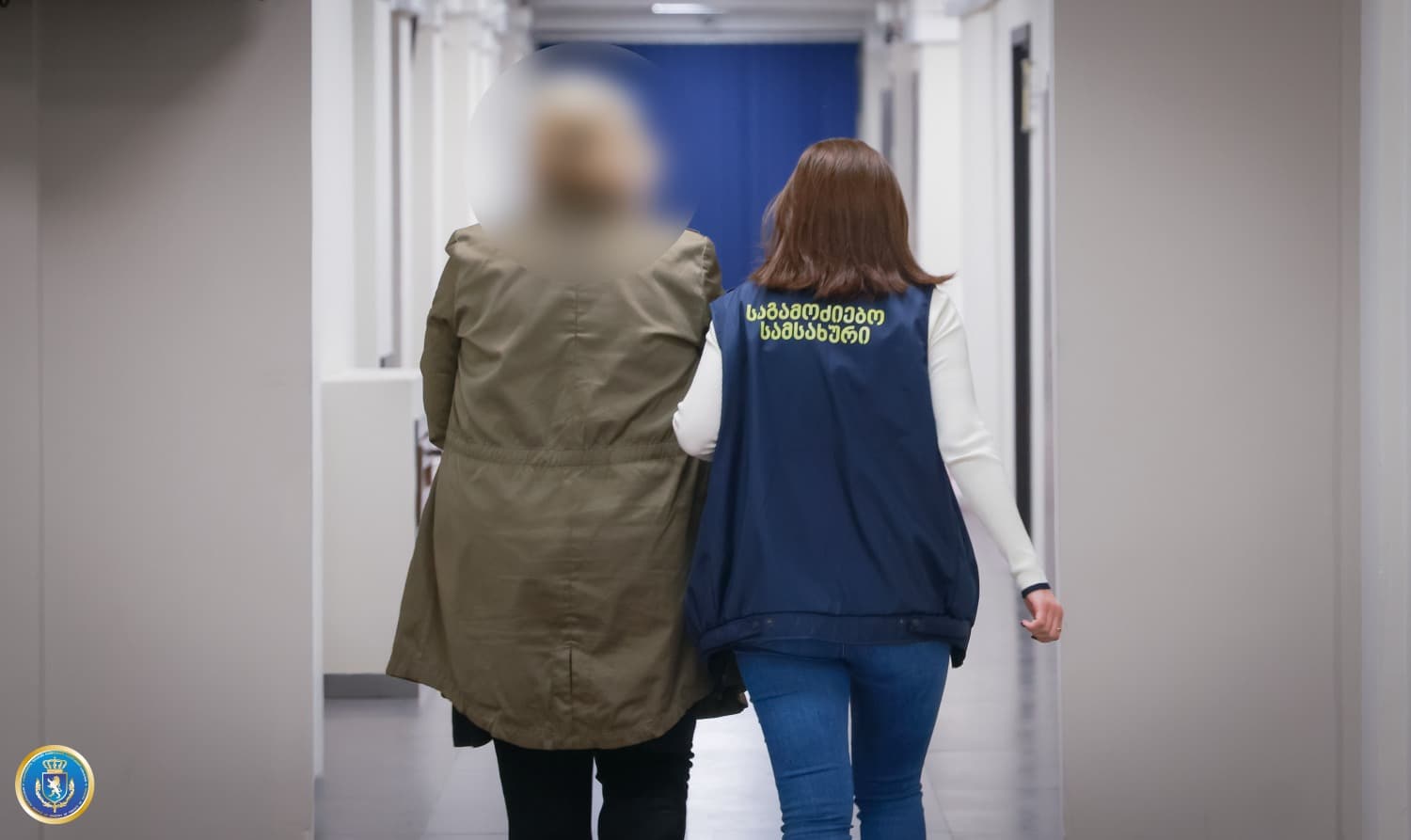 <p style="text-align: justify">ფინანსთა სამინისტროს საგამოძიებო სამსახურის თანამშრომლებმა, საქართველოს გენერალურ პროკურატურასთან კოორდინაციით, ჩატარებული ოპერატიულ-სამძებრო ღონისძიებებისა და საგამოძიებო მოქმედებების შედეგად, წინასწარი შეთანხმებით ჯგუფის მიერ, დიდი ოდენობით სხვისი სასაქონლო ნიშნის უკანონო დამზადება-გამოყენების ფაქტზე, საქართველოს მოქალაქეები გ. ა. და ფ. დ. დააკავეს.</p><p style="text-align: justify">"გამოძიებით დადგინდა, რომ ბრალდებულებს, მატერიალური სარგებლის უკანონოდ მიღების მიზნით, ქალაქ თბილისში მოწყობილი ჰქონდათ კუსტარული საწარმო, სადაც სისტემატურად ახორციელებდნენ ძირითადად, ტკბილეულის და ყავის დამზადებას, რის შემდგომაც ახდენდნენ აღნიშნული პროდუქციის „Raffaello”-ს და „Jacobs Monarch”-ის სასაქონლო ნიშნით უკანონო ნიშანდებას და რეალიზაციას.</p><p style="text-align: justify">საგამოძიებო მოქმედებების შედეგად, ამოღებულ იქნა, სარეალიზაციოდ გამზადებული, 10 000 ერთეულზე მეტი „Jacobs Monarch”-ის სასაქონლო ნიშნით უკანონო ნიშანდებული ერთჯერადი ყავა და 2 400 ერთეულზე მეტი „Raffaello”-ს სასაქონლო ნიშნით უკანონო ნიშანდებული ტკბილეული.</p><p style="text-align: justify">ასევე, ჩხრეკის შედეგად, აღმოჩენილი და ამოღებული იქნა ყავა „Jacobs Monarch”-ის და „Carte Noire“-ის სასაქონლო ნიშნით უკანონო ნიშანდებული ლენტები, ვადაგასული ტკბილეული „Kinder Schokolade”, “Jacobs Monarch”-ის და „Raffaello”-ს ყუთები, ყალიბები, ბეჭდები და ზემოხსენებული პროდუქციის შეფუთვისათვის და წარმოებისათვის განკუთვნილი ტექნიკური დანადგარები.</p><p style="text-align: justify">საქმეზე გრძელდება საგამოძიებო და ოპერატიული ღონისძიებები, როგორც აღნიშნულ დანაშაულებრივ ქმედებაში ჩართული სხვა პირების დადგენა-მხილების, ასევე იმ ობიექტების დადგენა-გამოვლენის მიზნით, სადაც ხორციელდებოდა აღნიშნული პროდუქციის რეალიზაცია.</p><p style="text-align: justify">გამოძიება მიმდინარეობს საქართველოს სისხლის სამართლის კოდექსის 196-ე მუხლის მე-3 ნაწილით, რაც სასჯელის სახით ითვალისწინებს თავისუფლების აღკვეთას 3-დან 5 წლამდე ვადით", - აღნიშნულია ინფორმაციაში.</p>