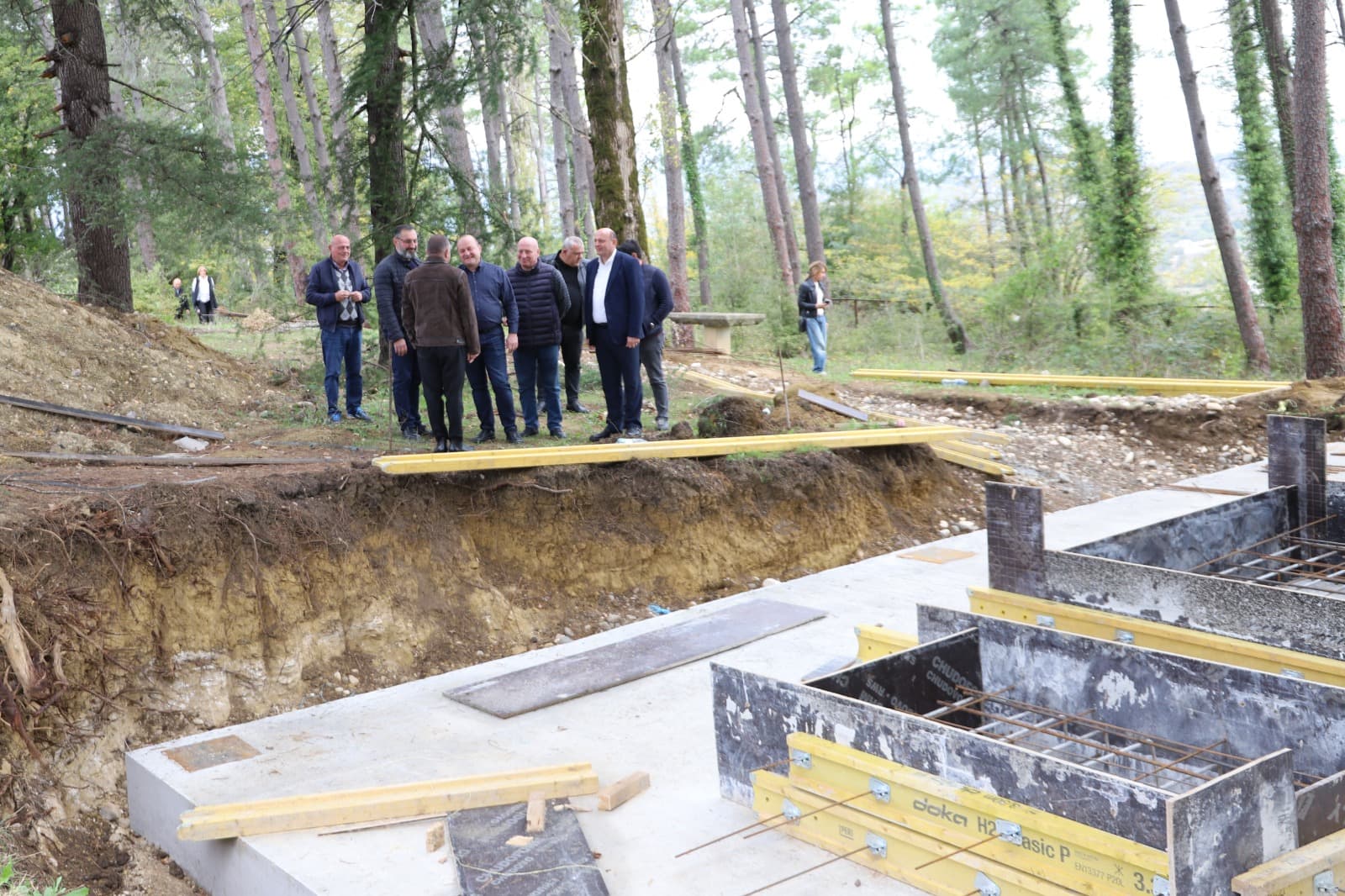 <p style="text-align: justify">თერჯოლის მუნიციპალიტეტის მერმა მანუჩარ რობაქიძემ, ინფრასტრუქტურის განვითარების მინისტრ რევაზ სოხაძესთან ერთად თერჯოლაში მიმდინარე ინფრასტრუქტურული პროექტები დაათვალიერა.&nbsp;</p><p style="text-align: justify">მუნიციპალიტეტის მერი ინფრასტრუქტურის მინისტრთან ერთად ქ. თერჯოლის &nbsp;#1 საჯარო სკოლისა და ქ. თერჯოლის წყალმომარაგების სისტემის</p><p style="text-align: justify">სარეაბილიტაციო სამუშაოებს ადგილზე გაეცნო. ხელმძღვანელმა პირებმა ყურადღება გაამახვილეს პროექტების კანონით გათვალისწინებულ ვადებში სამუშაოების ხარისხიანად შესრულებაზე და კონტრაქტორ კომპანიებს გარკვეული მითითებები მისცეს.</p>