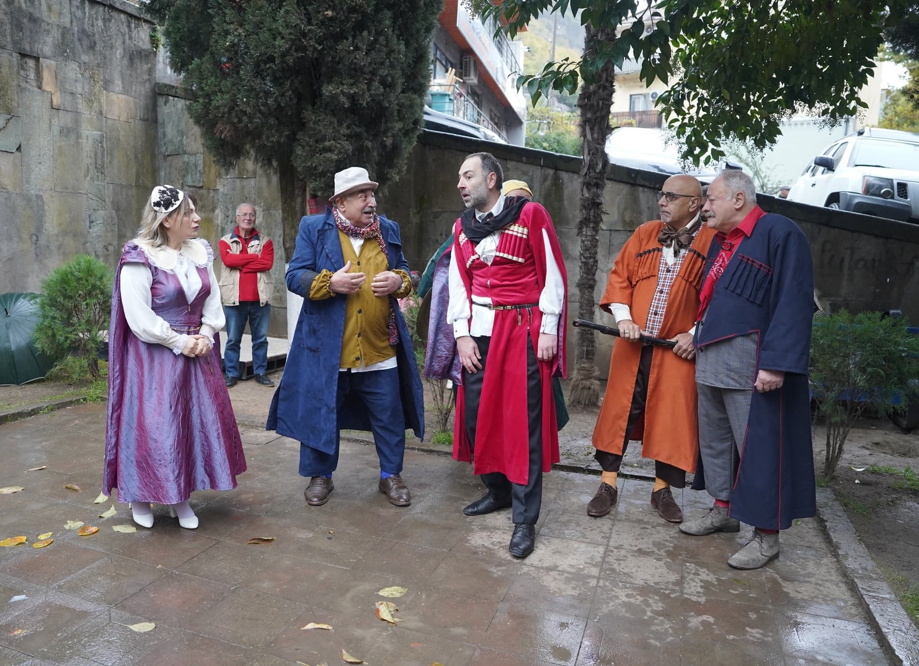 <p style="text-align: justify">ჭიათურის მუნიციპალიტეტის მერმა გივი მოდებაძემ ჭიათურის საპატიო მოქალაქეები დააჯილდოვა.&nbsp;</p><p style="text-align: justify">დაჯილდოების ცერემონიაზე, რომელიც ტრადიციული სახალხო დღესასწაულის "ჭიათურობა 2025“-ის ფარგლებში გაიმართა, მერმა საპატიო მოქალაქეების ტიტულის მფლობელებს მუნიციპალიტეტის განვითარებაში შეტანილი წვლილისთვის მადლობა გადაუხადა.&nbsp;</p><p style="text-align: justify">2025 წელს ჭიათურის საპატიო მოქალაქეები გახდნენ:</p><p style="text-align: justify"><strong>პაატა კვიჟინაძე</strong> – საქართველოს XI მოწვევის პარლამენტის წევრი, საჩხერის, ჭიათურისა და ხარაგაულის მუნიციპალიტეტების დელეგატი, პარლამენტის საფინანსო-საბიუჯეტო კომიტეტის თავმჯდომარე;</p><p style="text-align: justify"><strong>ილო ლაბაძე</strong> – სოფლის მეურნეობის დამსახურებული მუშაკი;</p><p style="text-align: justify"><strong>თინა ბიწაძე</strong> – ღვაწლმოსილი ჟურნალისტი;</p><p style="text-align: justify"><strong>მარინა ფიფია</strong> – ექიმი მეან-გინეკოლოგი;</p><p style="text-align: justify"><strong>კუკური მოდებაძე</strong> – ჭიათურის აკაკი წერეთლის სახელობის სახელმწიფო პროფესიული თეატრის შუქის მხატვარი.</p><p style="text-align: justify">საპატიო მოქალაქის დაჯილდოებასთან ერთად, "ჭიათურობა 2025“ მრავალფეროვანი კულტურული, შემეცნებითი და გასართობი ღონისძიებებით აღინიშნა. მოეწყო შემეცნებით-გასართობი და საგამოფენო სივრცეები, პერფორმანსები, თეატრალიზებული წარმოდგენები, კულტურული და სპორტული აქტივობები.</p><p style="text-align: justify">სახალხო დღესასწაულის აღნიშვნა კონცერტით დასრულდა, რომელშიც ადგილობრივი შემოქმედებითი ანსამბლები და მუსიკალური ჯგუფი "ურსა“ მონაწილეობდნენ.</p>