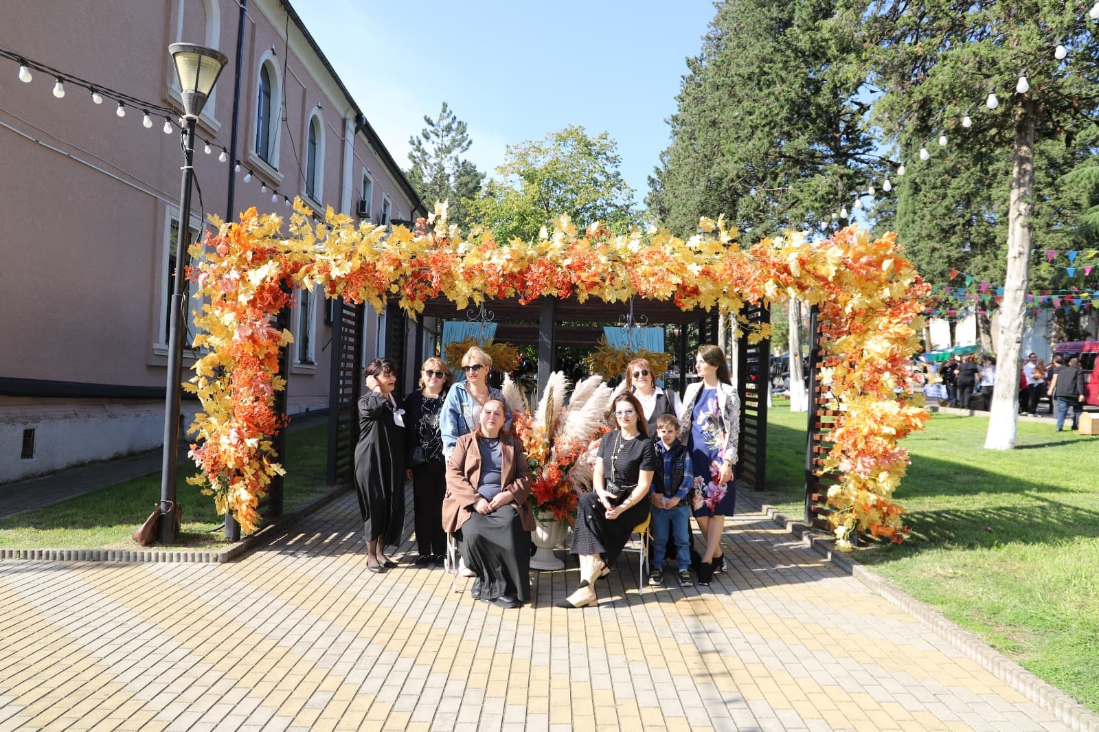 <p style="text-align: justify">თერჯოლაში სახალხო დღესასწაული "თერჯოლობა 2025" მრავალფეროვანი ღონისძიებების ფონზე ჩატარდა.</p><p style="text-align: justify">მუნიციპალიტეტის მერიის ინფორმაციით, ღონისძიების ფარგლებში, თერჯოლის ცენტრალურ ნაწილში მოეწყო ეთნო კუთხეები, სადაც მუნიციპალიტეტში შემავალი ყველა ადმინისტრაციული ერთეულის წარმომადგენელმა საკუთარი სოფლის პრეზენტაცია გამართა.</p><p style="text-align: justify">"თერჯოლობისთვის დაგეგმილი აქტივობები ყველა თაობის ადამიანზე იყო გათვლილი. დღესასწაულის ფარგლებში, თერჯოლის ქუჩებში ცხენოსნებით და ფაიტონით, მეარღნის თანხლებით საზეიმო მსვლელობა მოეწყო. ამფითეატრის სცენაზე კონცერტი გაიმართა, სადაც ერთმანეთს ადგილობრივი ჯგუფები და შემსრულებლები ენაცვლებოდნენ.</p><p style="text-align: justify">"თერჯოლობა 2025" თერჯოლის საპატიო მოქალაქეების დაჯილდოებით და ჯგუფ "ურსას" კონცერტით დასრულდა", - აღნიშნულია ინფორმაციაში.</p>