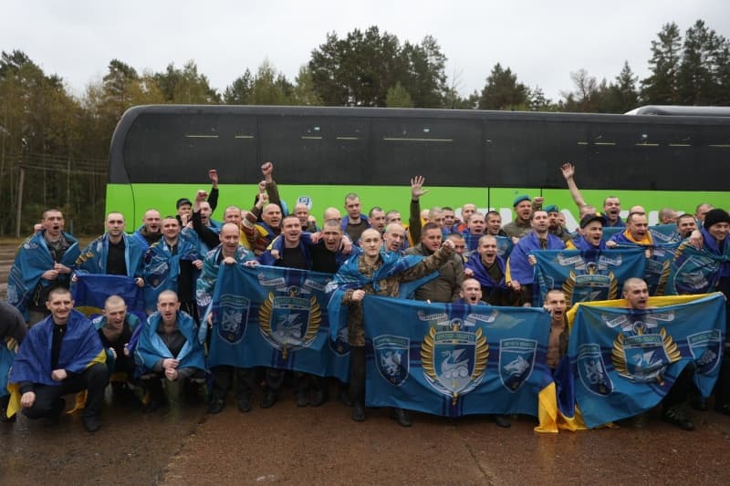 <p style="text-align: justify">უკრაინამ რუსული ტყვეობიდან 200-ზე მეტი ადამიანი დაიბრუნა, მათ შორის 185 ჯარისკაცი და 20 მშვიდობიანი მოქალაქე. მათი უმეტესობა 2022 წლიდან ტყვეობაში იმყოფებოდა.</p><p style="text-align: justify">გათავისუფლებულებს შორის არიან შეიარაღებული ძალების, ეროვნული გვარდიისა და სახელმწიფო სასაზღვრო სამსახურის ჯარისკაცები.</p><p style="text-align: justify">გათავისუფლებული ჯარისკაცები იცავდნენ უკრაინას ლუგანსკის, დონეცკის, ხარკოვის, ზაპოროჟიეს, ხერსონის, კიევის, სუმის და ჩერნიგოვის მიმართულებით.</p><p style="text-align: justify">ყველაზე ახალგაზრდა გათავისუფლებული 26 წლის არის, ხოლო ყველაზე უფროსი – 59-ის.</p><p style="text-align: justify">"ჩვენი ჯარისკაცები იმყოფებოდნენ მარიუპოლში, აზოვსტალში და ჩერნობილის ატომურ ელექტროსადგურზე. მათი უმეტესობა 2022 წლიდან ტყვეობაში იმყოფებოდა და ახლა საბოლოოდ სახლში არიან“, – განაცხადა უკრაინის პრეზიდენტმა ვოლოდიმირ ზელენსკიმ.</p><p style="text-align: justify">ჯარისკაცებთან ერთად რუსეთის ტყვეობიდან 20 უკრაინელი სამოქალაქო პირიც გათავისუფლდა.</p>