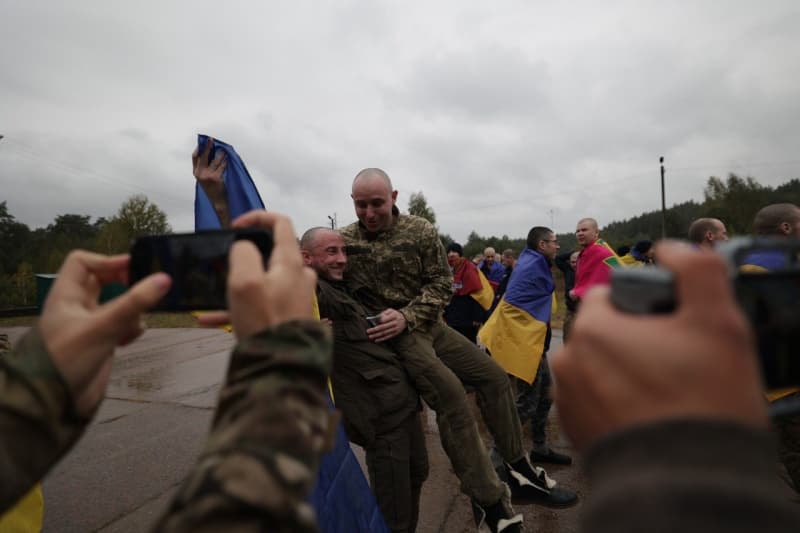 <p style="text-align: justify">უკრაინამ რუსული ტყვეობიდან 200-ზე მეტი ადამიანი დაიბრუნა, მათ შორის 185 ჯარისკაცი და 20 მშვიდობიანი მოქალაქე. მათი უმეტესობა 2022 წლიდან ტყვეობაში იმყოფებოდა.</p><p style="text-align: justify">გათავისუფლებულებს შორის არიან შეიარაღებული ძალების, ეროვნული გვარდიისა და სახელმწიფო სასაზღვრო სამსახურის ჯარისკაცები.</p><p style="text-align: justify">გათავისუფლებული ჯარისკაცები იცავდნენ უკრაინას ლუგანსკის, დონეცკის, ხარკოვის, ზაპოროჟიეს, ხერსონის, კიევის, სუმის და ჩერნიგოვის მიმართულებით.</p><p style="text-align: justify">ყველაზე ახალგაზრდა გათავისუფლებული 26 წლის არის, ხოლო ყველაზე უფროსი – 59-ის.</p><p style="text-align: justify">"ჩვენი ჯარისკაცები იმყოფებოდნენ მარიუპოლში, აზოვსტალში და ჩერნობილის ატომურ ელექტროსადგურზე. მათი უმეტესობა 2022 წლიდან ტყვეობაში იმყოფებოდა და ახლა საბოლოოდ სახლში არიან“, – განაცხადა უკრაინის პრეზიდენტმა ვოლოდიმირ ზელენსკიმ.</p><p style="text-align: justify">ჯარისკაცებთან ერთად რუსეთის ტყვეობიდან 20 უკრაინელი სამოქალაქო პირიც გათავისუფლდა.</p>