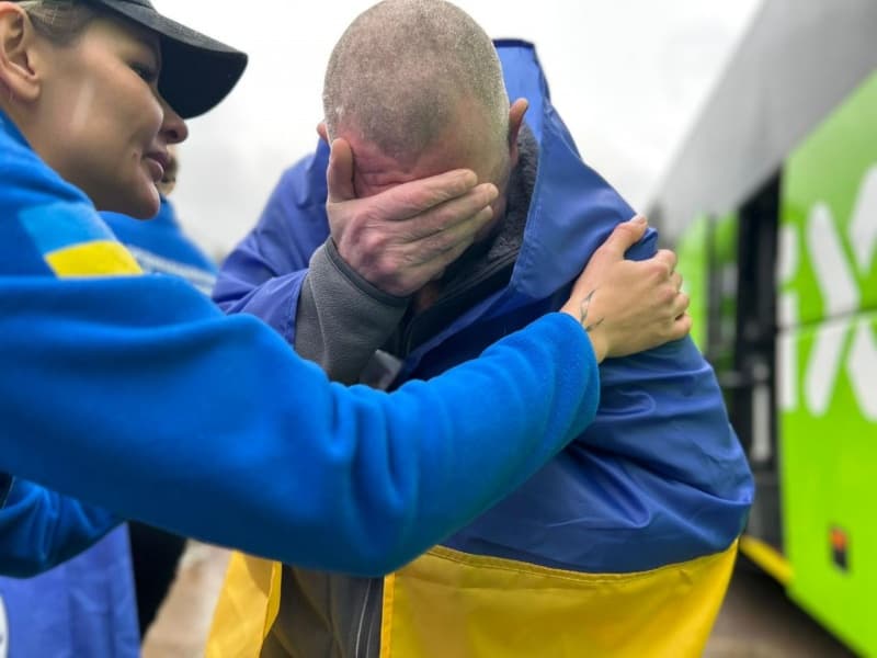 <p style="text-align: justify">უკრაინამ რუსული ტყვეობიდან 200-ზე მეტი ადამიანი დაიბრუნა, მათ შორის 185 ჯარისკაცი და 20 მშვიდობიანი მოქალაქე. მათი უმეტესობა 2022 წლიდან ტყვეობაში იმყოფებოდა.</p><p style="text-align: justify">გათავისუფლებულებს შორის არიან შეიარაღებული ძალების, ეროვნული გვარდიისა და სახელმწიფო სასაზღვრო სამსახურის ჯარისკაცები.</p><p style="text-align: justify">გათავისუფლებული ჯარისკაცები იცავდნენ უკრაინას ლუგანსკის, დონეცკის, ხარკოვის, ზაპოროჟიეს, ხერსონის, კიევის, სუმის და ჩერნიგოვის მიმართულებით.</p><p style="text-align: justify">ყველაზე ახალგაზრდა გათავისუფლებული 26 წლის არის, ხოლო ყველაზე უფროსი – 59-ის.</p><p style="text-align: justify">"ჩვენი ჯარისკაცები იმყოფებოდნენ მარიუპოლში, აზოვსტალში და ჩერნობილის ატომურ ელექტროსადგურზე. მათი უმეტესობა 2022 წლიდან ტყვეობაში იმყოფებოდა და ახლა საბოლოოდ სახლში არიან“, – განაცხადა უკრაინის პრეზიდენტმა ვოლოდიმირ ზელენსკიმ.</p><p style="text-align: justify">ჯარისკაცებთან ერთად რუსეთის ტყვეობიდან 20 უკრაინელი სამოქალაქო პირიც გათავისუფლდა.</p>