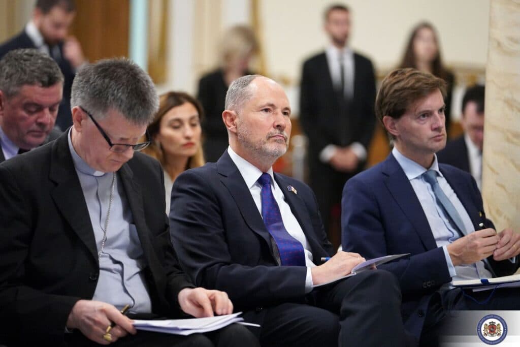 <p style="text-align: justify">საგარეო საქმეთა სამინისტრო საქართველოში აკრედიტებულ დიპლომატიურ კორპუსთან შეხვედრის შესახებ ოფიციალურ ინფორმაციას ავრცელებს.</p><p style="text-align: justify">უწყების ცნობით, საგარეო საქმეთა მინისტრის პირველმა მოადგილემ, გიორგი ზურაბაშვილმა შეხვედრაზე აღნიშნა, რომ მნიშვნელოვანია, საერთაშორისო პარტნიორები გაემიჯნონ და დაგმონ აქციის მონაწილეების ძალადობრივი ქმედებები.</p><p style="text-align: justify">"საგარეო საქმეთა სამინისტროში საქართველოში აკრედიტებული დიპლომატიური კორპუსის წარმომადგენლებთან გაიმართა შეხვედრა. საგარეო საქმეთა მინისტრის პირველმა მოადგილემ, გიორგი ზურაბაშვილმა დიპლომატიური კორპუსის წარმომადგენლებს მიაწოდა ინფორმაცია 2025 წლის ადგილობრივი თვითმმართველობის არჩევნების მიმდინარეობის, შედეგების, ასევე 4 ოქტომბერს განვითარებული მოვლენების შესახებ. </p><p style="text-align: justify">მინისტრის მოადგილის განცხადებით, 4 ოქტომბრის არჩევნებს 28 საერთაშორისო და 27 ადგილობრივი ორგანიზაცია, ასევე 73 მედიასაშუალების დაახლოებით 1 000 წარმომადგენელი აკვირდებოდა. საერთო შეფასებამ კი დაადასტურა, რომ არჩევნები ჩატარდა მშვიდობიან, გამჭვირვალე პირობებში, საარჩევნო პროცესი ადმინისტრირებული იყო პროფესიონალურად და საქართველოს მოქალაქეებს შესაძლებლობა ჰქონდათ, თავისუფლად ესარგებლათ დემოკრატიული უფლებებით. 4 ოქტომბერს განვითარებულ მოვლენებზე საუბრისას, საგარეო საქმეთა მინისტრის პირველმა მოადგილემ აღნიშნა, რომ მას შემდეგ, რაც აქცია გასცდა შეკრებისა და მანიფესტაციის კანონით დადგენილ ნორმებს, აქციის ორგანიზატორების მხრიდან გახმოვანდა ძალადობრივი შინაარსის მოწოდებები, სამართალდამცველებმა კანონმდებლობით გათვალისწინებულ ზომებს მიმართეს საზოგადოებრივი წესრიგის აღდგენის მიზნით. გიორგი ზურაბაშვილმა შეხვედრაზე 4 ოქტომბრის მოვლენების ადეკვატური შეფასების მნიშვნელობას გაუსვა ხაზი და აღნიშნა, რომ მნიშვნელოვანია, საერთაშორისო პარტნიორები გაემიჯნონ და დაგმონ აქციის მონაწილეების ძალადობრივი ქმედებები, რომლის შედეგადაც დაშავდა არაერთი სამართალდამცველი და ჟურნალისტი, დაზიანდა მუნიციპალური ინფრასტრუქტურა. საგარეო საქმეთა მინისტრის პირველმა მოადგილემ დიპლომატებს დაუდასტურა სამინისტროს ღიაობა და მზაობა, განაგრძოს თანამშრომლობა პარტნიორებთან და საქართველოში აკრედიტებულ დიპლომატიურ კორპუსთან“, – აღნიშნულია საგარეო საქმეთა სამინისტროს ოფიციალურ ინფორმაციაში.</p>