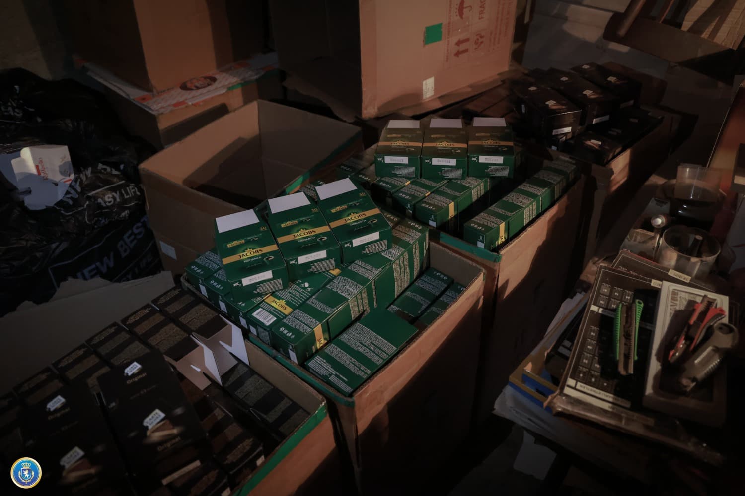 <p style="text-align: justify">ფინანსთა სამინისტროს საგამოძიებო სამსახურის თანამშრომლებმა, საქართველოს გენერალურ პროკურატურასთან კოორდინაციით, ჩატარებული ოპერატიულ-სამძებრო ღონისძიებებისა და საგამოძიებო მოქმედებების შედეგად, წინასწარი შეთანხმებით ჯგუფის მიერ, დიდი ოდენობით სხვისი სასაქონლო ნიშნის უკანონო დამზადება-გამოყენების ფაქტზე, საქართველოს მოქალაქეები გ. ა. და ფ. დ. დააკავეს.</p><p style="text-align: justify">"გამოძიებით დადგინდა, რომ ბრალდებულებს, მატერიალური სარგებლის უკანონოდ მიღების მიზნით, ქალაქ თბილისში მოწყობილი ჰქონდათ კუსტარული საწარმო, სადაც სისტემატურად ახორციელებდნენ ძირითადად, ტკბილეულის და ყავის დამზადებას, რის შემდგომაც ახდენდნენ აღნიშნული პროდუქციის „Raffaello”-ს და „Jacobs Monarch”-ის სასაქონლო ნიშნით უკანონო ნიშანდებას და რეალიზაციას.</p><p style="text-align: justify">საგამოძიებო მოქმედებების შედეგად, ამოღებულ იქნა, სარეალიზაციოდ გამზადებული, 10 000 ერთეულზე მეტი „Jacobs Monarch”-ის სასაქონლო ნიშნით უკანონო ნიშანდებული ერთჯერადი ყავა და 2 400 ერთეულზე მეტი „Raffaello”-ს სასაქონლო ნიშნით უკანონო ნიშანდებული ტკბილეული.</p><p style="text-align: justify">ასევე, ჩხრეკის შედეგად, აღმოჩენილი და ამოღებული იქნა ყავა „Jacobs Monarch”-ის და „Carte Noire“-ის სასაქონლო ნიშნით უკანონო ნიშანდებული ლენტები, ვადაგასული ტკბილეული „Kinder Schokolade”, “Jacobs Monarch”-ის და „Raffaello”-ს ყუთები, ყალიბები, ბეჭდები და ზემოხსენებული პროდუქციის შეფუთვისათვის და წარმოებისათვის განკუთვნილი ტექნიკური დანადგარები.</p><p style="text-align: justify">საქმეზე გრძელდება საგამოძიებო და ოპერატიული ღონისძიებები, როგორც აღნიშნულ დანაშაულებრივ ქმედებაში ჩართული სხვა პირების დადგენა-მხილების, ასევე იმ ობიექტების დადგენა-გამოვლენის მიზნით, სადაც ხორციელდებოდა აღნიშნული პროდუქციის რეალიზაცია.</p><p style="text-align: justify">გამოძიება მიმდინარეობს საქართველოს სისხლის სამართლის კოდექსის 196-ე მუხლის მე-3 ნაწილით, რაც სასჯელის სახით ითვალისწინებს თავისუფლების აღკვეთას 3-დან 5 წლამდე ვადით", - აღნიშნულია ინფორმაციაში.</p>