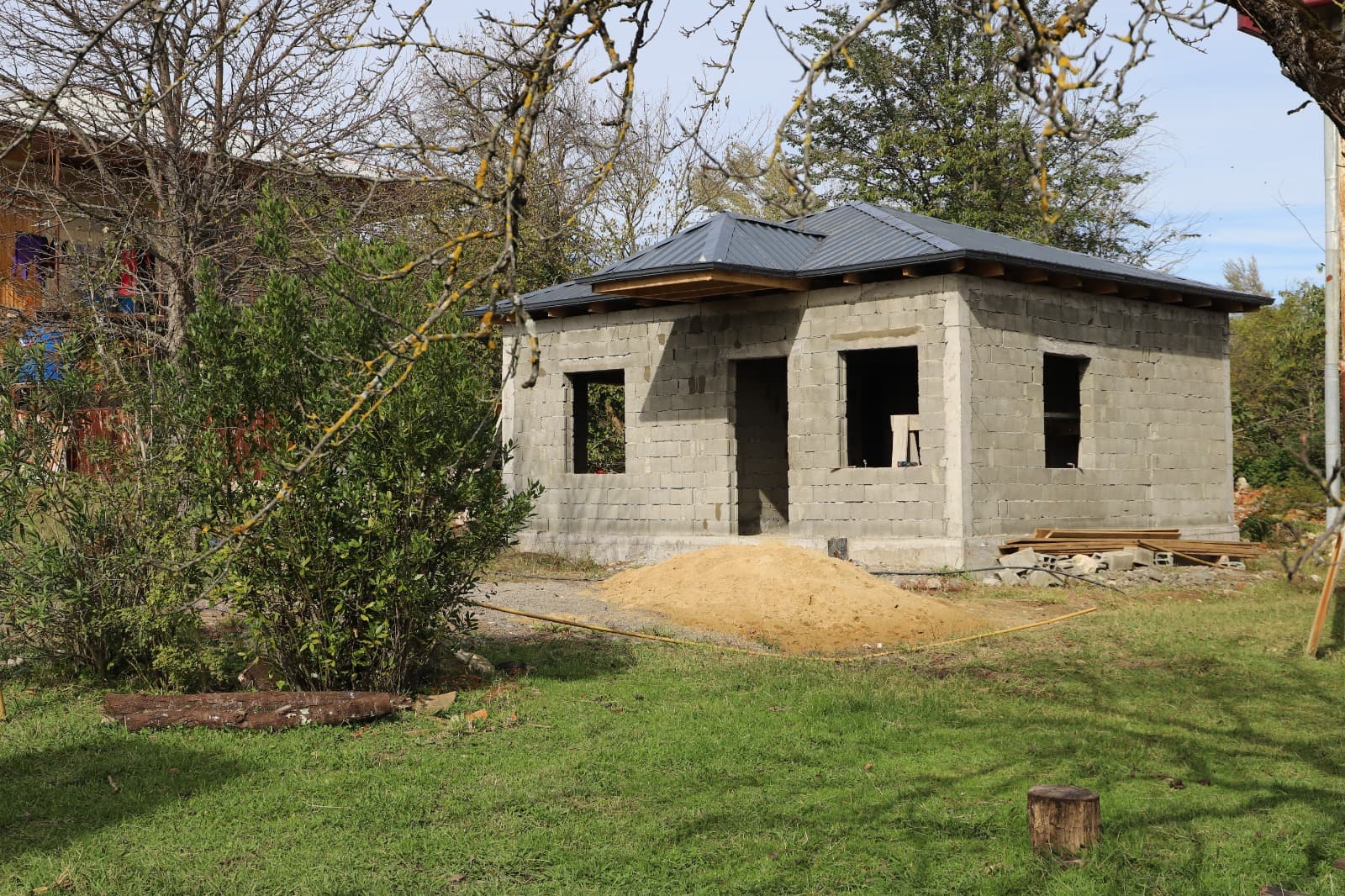 <p style="text-align: justify">თერჯოლის მუნიციპალიტეტის მერი მანუჩარ რობაქიძე, იმერეთში სახელმწიფო რწმუნებულთან ლევან ზალკალიანთან და საკრებულოს თავმჯდომარე გიორგი ბარათაშვილთან ერთად, სოციალურად დაუცველი ოჯახებისთვის საცხოვრებელი სახლების მშენებლობის პროცესს გაეცნო.</p><p style="text-align: justify">ახალი საცხოვრებელი სახლი მუნიციპალიტეტში მცხოვრებ 9 უსახლკარო, სოციალურად დაუცველ &nbsp;ოჯახს გადაეცემა.&nbsp;</p><p style="text-align: justify">მუნიციპალიტეტის მერიის ინფორმაციით, სოციალურად დაუცველი ოჯახების დახმარებისა და გაძლიერების მიზნით, აღნიშნული პროგრამის ფარგლებში ადგილობრივი ბიუჯეტიდან &nbsp;400 000 ლარია გამოყოფილი.</p><p style="text-align: justify">სოციალური პროგრამა, რომელიც თერჯოლის მუნიციპალიტეტში 2019 წლიდან ხორციელდება, ითვალისწინებს ინდივიდუალური სახლების მშენებლობას, ან შეძენას მძიმე საყოფაცხოვრებო პირობების მქონე სოციალურად დაუცველი პირებისთვის, რომელთა სახლები დაზიანების მასშტაბის გამო დემონტაჟს ექვემდებარება.</p><p style="text-align: justify">პროგრამის ფარგლებში ახალი საცხოვრებელი სახლი უკვე 50 ოჯახს გადაეცა.</p>