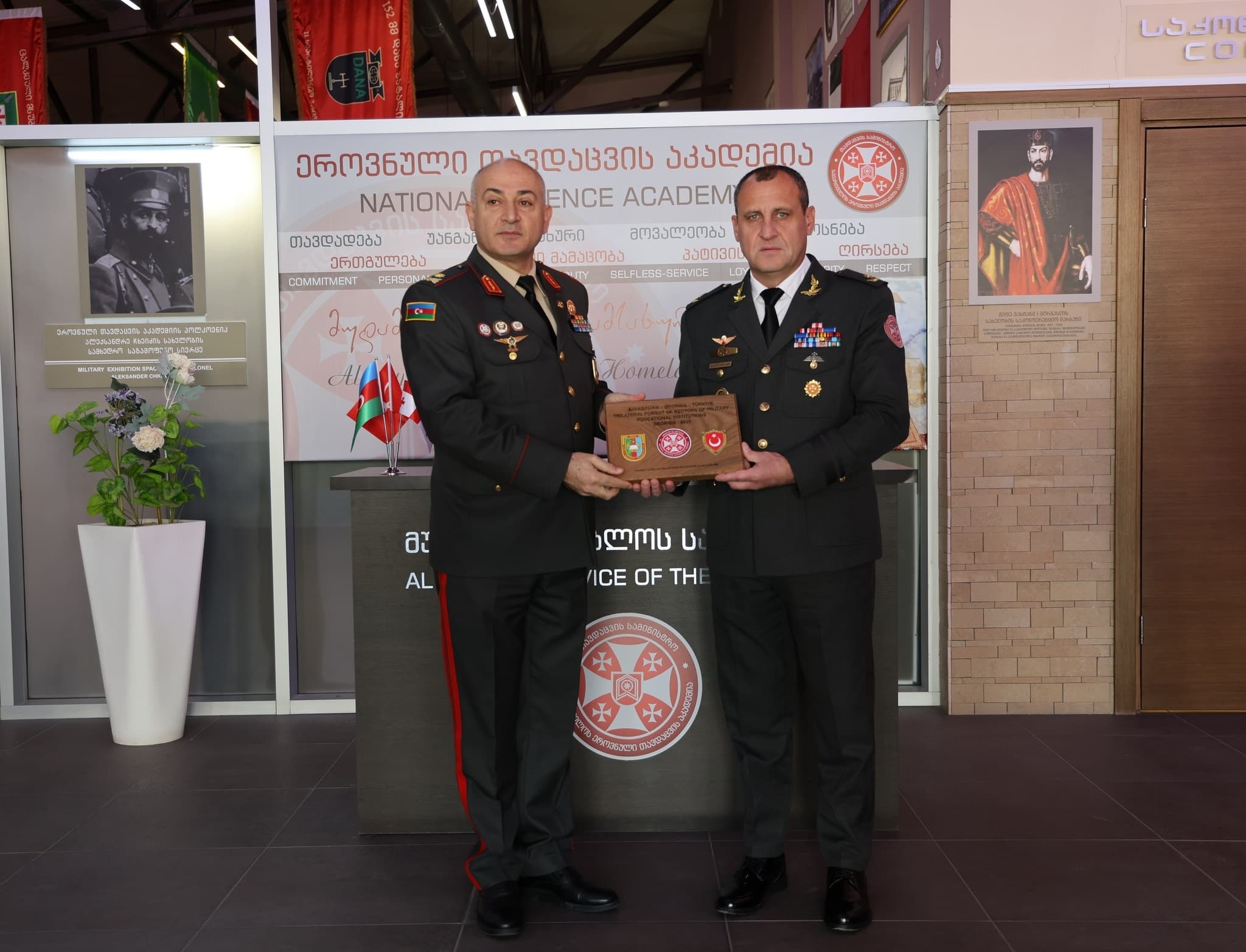 <p style="text-align: justify">ეროვნული თავდაცვის აკადემიის რექტორმა, ბრიგადის გენერალმა მამია ბალახაძემ აზერბაიჯანი-თურქეთი-საქართველოს სამხედრო საგანმანათლებლო დაწესებულებების რექტორების სამმხრივი ფორმატის ფარგლებში, აზერბაიჯანის ეროვნული თავდაცვის უნივერსიტეტის რექტორის მოადგილეს გენერალ-მაიორ არიფ ჰასანი ჰასანოვს და თურქეთის ეროვნული თავდაცვის უნივერსიტეტის რექტორს ერჰან აფიონჯუს უმასპინძლა.</p><p style="text-align: justify">პრესსამსახურის ინფორმაციით, შეხვედრაზე, აკადემიის რექტორმა, ბრიგადის გენერალმა მამია ბალახაძემ ეროვნული თავდაცვის აკადემიაში განხორციელებულ სიახლეებსა და სამომავლო გეგმებზე ისაუბრა, რის შემდეგ თითოეული ქვეყნის სამხედრო სასწავლებელმა წარადგინა პრეზენტაცია არსებული სამხედრო და აკადემიური პროგრამების, სწავლებების და საერთაშორისო აქტივობების შესახებ, ასევე განხილულ იქნა აღნიშნულ სამხედრო საგანმანათლებლო დაწესებულებებს შორის მიმდინარე და სამომავლო თანამშრომლობის საკითხები და მიმართულებები.</p><p style="text-align: justify">"შეხვედრის შემდეგ, სტუმრებმა ეროვნული თავდაცვის აკადემიის ინფრასტრუქტურა, სასწავლო ლაბორატორიები და მუზეუმი დაათვალიერეს და სამახსოვრო საჩუქრები გაცვალეს.</p><p style="text-align: justify">მოგვიანებით, ოფიციალური პირები დაესწრნენ კადეტთა სამმხრივ სპორტულ ღონისძიებებს, რომლებშიც ეროვნული თავდაცვის აკადემიის, აზერბაიჯანის და თურქეთის სამხედრო სასწავლებლების იუნკერები და კადეტები მონაწილეობენ.</p><p style="text-align: justify">აღსანიშნავია ის ფაქტი, რომ სამმხრივი ფორმატის შეხვედრა კიდევ უფრო ამყარებს საქართველოს ორ მეზობელ ქვეყანასთან სამხედრო განათლების სფეროში პარტნიორულ კავშირებს. აკადემიისთვის უმნიშვნელოვანესია მსგავსი თანამშრომლობის ფორმატებში სამუშაო შეხვედრების გამართვა უცხოური გამოცდილების გაზიარების თვალსაზრისით", - აღნიშნულია ინფორმაციაში.</p>