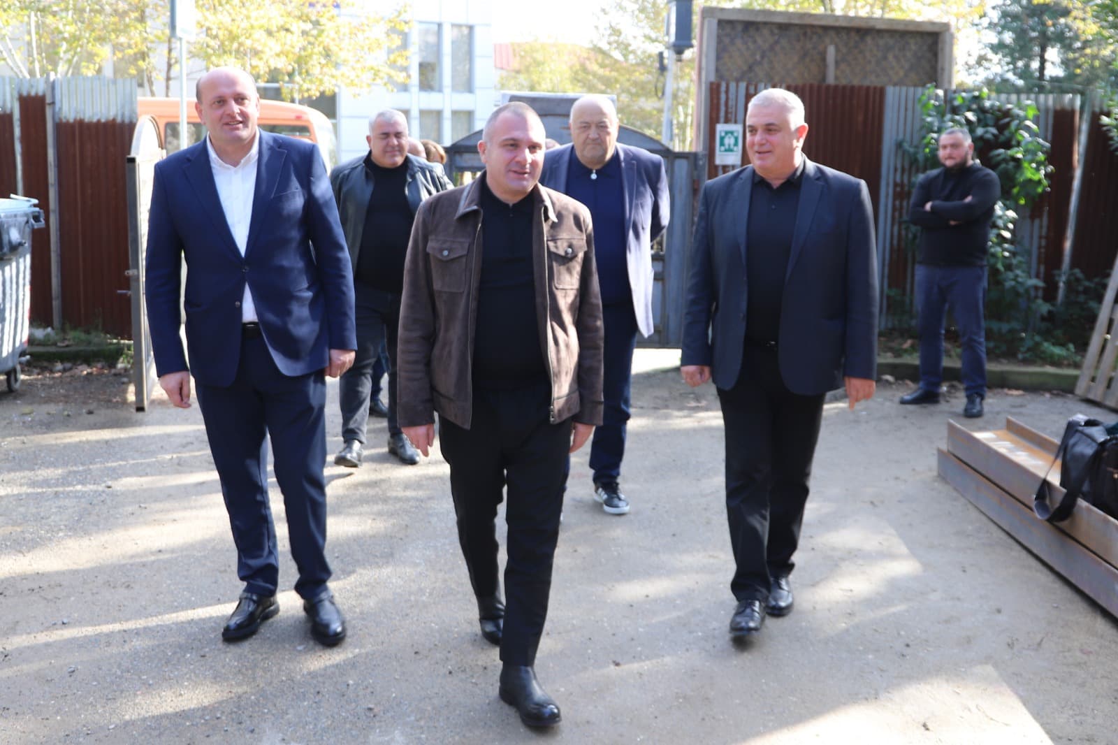 <p style="text-align: justify">თერჯოლის მუნიციპალიტეტის მერმა მანუჩარ რობაქიძემ, ინფრასტრუქტურის განვითარების მინისტრ რევაზ სოხაძესთან ერთად თერჯოლაში მიმდინარე ინფრასტრუქტურული პროექტები დაათვალიერა.&nbsp;</p><p style="text-align: justify">მუნიციპალიტეტის მერი ინფრასტრუქტურის მინისტრთან ერთად ქ. თერჯოლის &nbsp;#1 საჯარო სკოლისა და ქ. თერჯოლის წყალმომარაგების სისტემის</p><p style="text-align: justify">სარეაბილიტაციო სამუშაოებს ადგილზე გაეცნო. ხელმძღვანელმა პირებმა ყურადღება გაამახვილეს პროექტების კანონით გათვალისწინებულ ვადებში სამუშაოების ხარისხიანად შესრულებაზე და კონტრაქტორ კომპანიებს გარკვეული მითითებები მისცეს.</p>