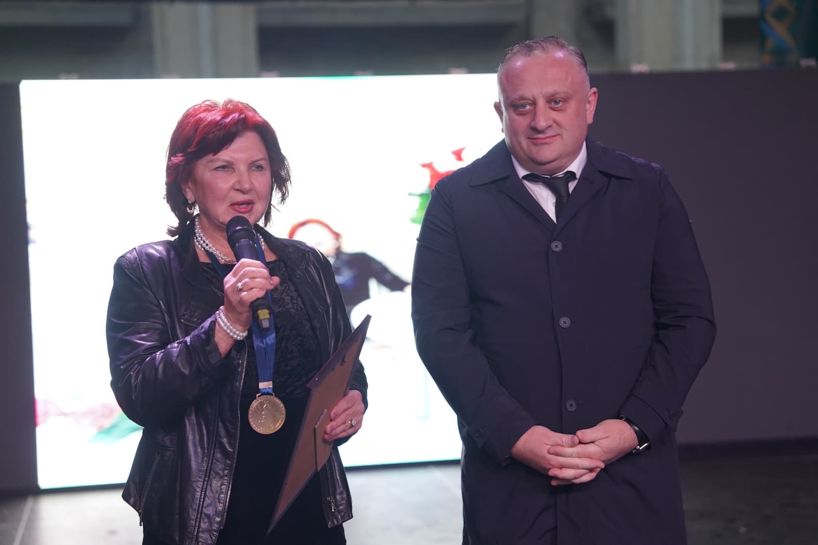 <p style="text-align: justify">ჭიათურის მუნიციპალიტეტის მერმა გივი მოდებაძემ ჭიათურის საპატიო მოქალაქეები დააჯილდოვა.&nbsp;</p><p style="text-align: justify">დაჯილდოების ცერემონიაზე, რომელიც ტრადიციული სახალხო დღესასწაულის "ჭიათურობა 2025“-ის ფარგლებში გაიმართა, მერმა საპატიო მოქალაქეების ტიტულის მფლობელებს მუნიციპალიტეტის განვითარებაში შეტანილი წვლილისთვის მადლობა გადაუხადა.&nbsp;</p><p style="text-align: justify">2025 წელს ჭიათურის საპატიო მოქალაქეები გახდნენ:</p><p style="text-align: justify"><strong>პაატა კვიჟინაძე</strong> – საქართველოს XI მოწვევის პარლამენტის წევრი, საჩხერის, ჭიათურისა და ხარაგაულის მუნიციპალიტეტების დელეგატი, პარლამენტის საფინანსო-საბიუჯეტო კომიტეტის თავმჯდომარე;</p><p style="text-align: justify"><strong>ილო ლაბაძე</strong> – სოფლის მეურნეობის დამსახურებული მუშაკი;</p><p style="text-align: justify"><strong>თინა ბიწაძე</strong> – ღვაწლმოსილი ჟურნალისტი;</p><p style="text-align: justify"><strong>მარინა ფიფია</strong> – ექიმი მეან-გინეკოლოგი;</p><p style="text-align: justify"><strong>კუკური მოდებაძე</strong> – ჭიათურის აკაკი წერეთლის სახელობის სახელმწიფო პროფესიული თეატრის შუქის მხატვარი.</p><p style="text-align: justify">საპატიო მოქალაქის დაჯილდოებასთან ერთად, "ჭიათურობა 2025“ მრავალფეროვანი კულტურული, შემეცნებითი და გასართობი ღონისძიებებით აღინიშნა. მოეწყო შემეცნებით-გასართობი და საგამოფენო სივრცეები, პერფორმანსები, თეატრალიზებული წარმოდგენები, კულტურული და სპორტული აქტივობები.</p><p style="text-align: justify">სახალხო დღესასწაულის აღნიშვნა კონცერტით დასრულდა, რომელშიც ადგილობრივი შემოქმედებითი ანსამბლები და მუსიკალური ჯგუფი "ურსა“ მონაწილეობდნენ.</p>