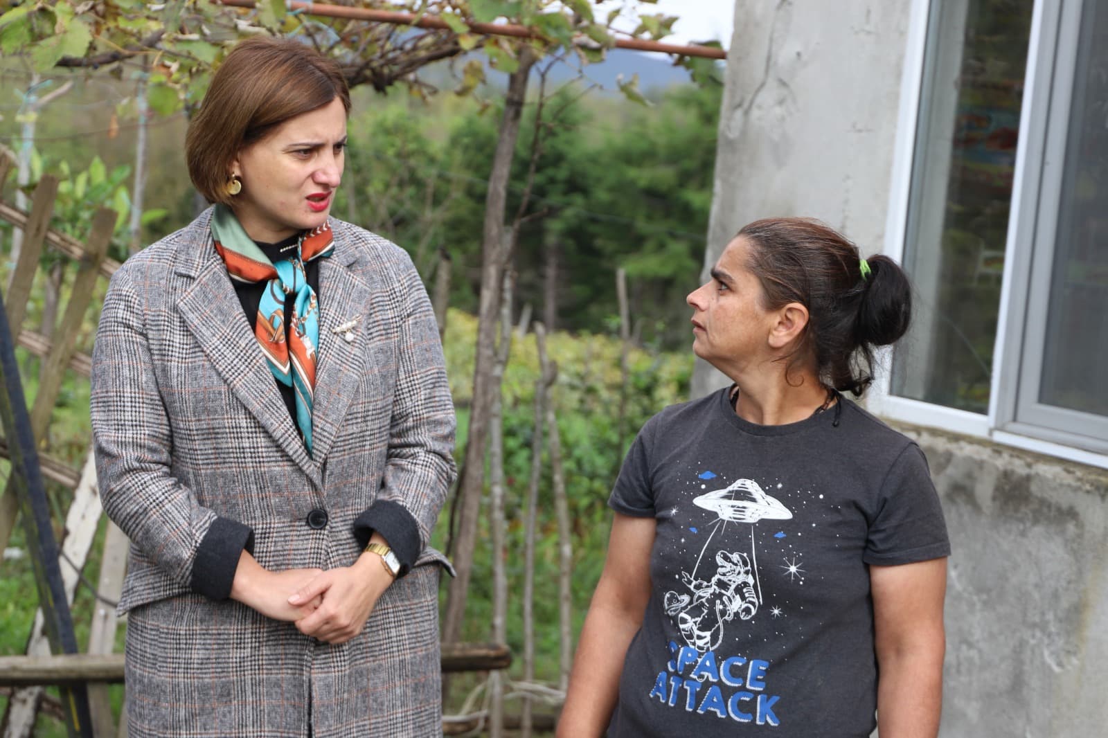 <p style="text-align: justify">თერჯოლის მუნიციპალიტეტის მერმა მრავალშვილიან ოჯახებს საყოფაცხოვრებო ნივთები გადასცა.</p><p style="text-align: justify">მანუჩარ რობაქიძემ სოციალური დახმარების ბენეფიციარი ოჯახები საკრებულოს თავმჯდომარე გიორგი ბარათაშვილთან &nbsp;ერთად მოინახულა.</p><p style="text-align: justify">მუნიციპალიტეტის მერიის ინფორმაციით, სოციალური აქცია მერიის &nbsp;ბავშვთა დაცვისა და მხარდაჭერის განყოფილების ორგანიზებით განხორციელდა.&nbsp;</p><p style="text-align: justify">თერჯოლის მერის ინიციატივით, მსგავსი ტიპის &nbsp;აქციები ბავშვიანი ოჯახების მხარდაჭერის პროგრამის ფარგლებში ინტენსიურად ეწყობა და მოქალაქეების საცხოვრებელი პირობების გაუმჯობესებას ისახავს მიზნად.</p><p style="text-align: justify">მუნიციპალიტეტში აღნიშნული &nbsp;პროგრამა უკვე მესამე წელია, მოქმედებს და ამ დრომდე &nbsp;დახმარება &nbsp;71-მა ოჯახმა მიიღო.</p>