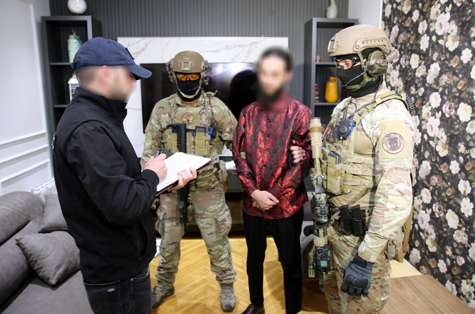 <p style="text-align: justify">სუსის კონტრტერორისტულმა ცენტრმა უცხო ქვეყნის ტერორისტულ ორგანიზაციაში გაერთიანების და ტერორისტულ საქმიანობაში დახმარების ფაქტზე მიმდინარე გამოძიების ფარგლებში, საქართველოს 3 მოქალაქე დააკავა, - ამის შესახებ სუსის ხელმძღვანელის პირველმა მოადგილემ ლაშა მაღრაძემ ბრიფინგზე განაცხადა.&nbsp;</p><p style="text-align: justify">მისივე თქმით, &nbsp;გამოვლინდა გარკვეული ტერორისტული აქტივობები - ტერორისტულ იდეოლოგიაზე ჩამოყალიბებული ე.წ. "თექბირისტების ჯამაათის" წევრებს კავშირი ჰქონდათ ტერორისტული ორგანიზაცია ისლამური სახელმწიფოს უცხო ქვეყანაში მყოფ გავლენიან ლიდერებთან.</p><p style="text-align: justify">"სუსის კონტრტერორისტულმა ცენტრმა უცხო ქვეყნის ტერორისტულ ორგანიზაციაში გაერთიანების და ტერორისტულ საქმიანობაში დახმარების ფაქტზე, მიმდინარე გამოძიების ფარგლებში სასამართლოს განჩინების საფუძველზე აჭარის რეგიონში ერთდროულად 5 სხვადასხვა ადგილას სპეციალური ღონისძიება ჩაატარა, შედეგად დაკავებულია საქართველოს სამი მოქალაქე. კონტრტერორისტული ცენტრის მიერ გატარებული ოპერატიული სამძებრო და საგამოძიებო მოქმედებების შედეგად მოპოვებული მტკიცებულების საფუძველზე გამოვლინდა გარკვეული ტერორისტული აქტივობები - ტერორისტულ იდეოლოგიაზე ჩამოყალიბებული ე.წ. "თექბირისტების ჯამაათის" წევრებს კავშირი ჰქონდათ ტერორისტული ორგანიზაცია ისლამური სახელმწიფოს უცხო ქვეყანაში მყოფ გავლენიან ლიდერებთან, რომელთა მითითებით და სამომავლო ტერორისტული &nbsp;მიზნებისთვის, ჯამაათის სახით ჩამოაყალიბეს რადიკალურ-ექსტრემისტულ იდეოლოგიაზე დაფუძნებული დაჯგუფება. ისინი გამოირჩეოდნენ განსაკუთრებული აგრესიით სხვა რელიგიის მიმდევრების მიმართ.</p><p style="text-align: justify">საქმეში არსებული ინფორმაციით, ხსენებული დაჯგუფების წევრები გეგმავდნენ, ტერორისტული ორგანიზაცია „ისლამური სახელმწიფოს“ გავლენიანი წევრების საქართველოში არალეგალურად შემოყვანას და მათი ლიდერობით, გარკვეული პლაცდარმის მოწყობას, რითაც უზრუნველყოფდნენ თანამოაზრეების არალეგალურად დახვედრა/დაბინავებას, ლოგისტიკური მომსახურების გაწევას და ტერორისტული მიზნისთვის საქართველოს ტერიტორიის ტრანზიტულად გამოყენებას.</p><p style="text-align: justify">დღეს დილით, გამთენიისას ჩატარებული საგამოძიებო მოქმედებების შედეგად ამოღებულია ტერორისტული სიმბოლიკის ამსახველი ნივთები, ასაფეთქებელი ნივთიერებები, დიდი რაოდენობით საბრძოლო მასალა და ცეცხლსასროლი იარაღები, სამხედრო აღჭურვილობა, მობილური ტელეფონები და სხვა სახის ელექტრონული ინფორმაციის მატარებელი მოწყობილობები, განსაკუთრებით დიდი ოდენობით სხვადასხვა ვალუტის ფულადი თანხა და გამოძიებისათვის მნიშვნელოვანი სხვა მტკიცებულებები.</p><p style="text-align: justify">გამოძიება საქართველოს სისხლის სამართლის კოდექსის 236-ე და 328-ე მუხლებით მიმდინარეობს, რაც ცეცხლსასროლი იარაღის, საბრძოლო მასალის, ფეთქებადი ნივთიერების მართლსაწინააღმდეგო შეძენა-შენახვას, უცხო ქვეყნის ტერორისტულ ორგანიზაციაში გაერთიანებას და ტერორისტულ საქმიანობაში დახმარებას გულისხმობს. დანაშაული თავისუფლების 17 წლამდე აღკვეთას ითვალისწინებს“,- განაცხადა ლაშა მაღრაძემ.</p>