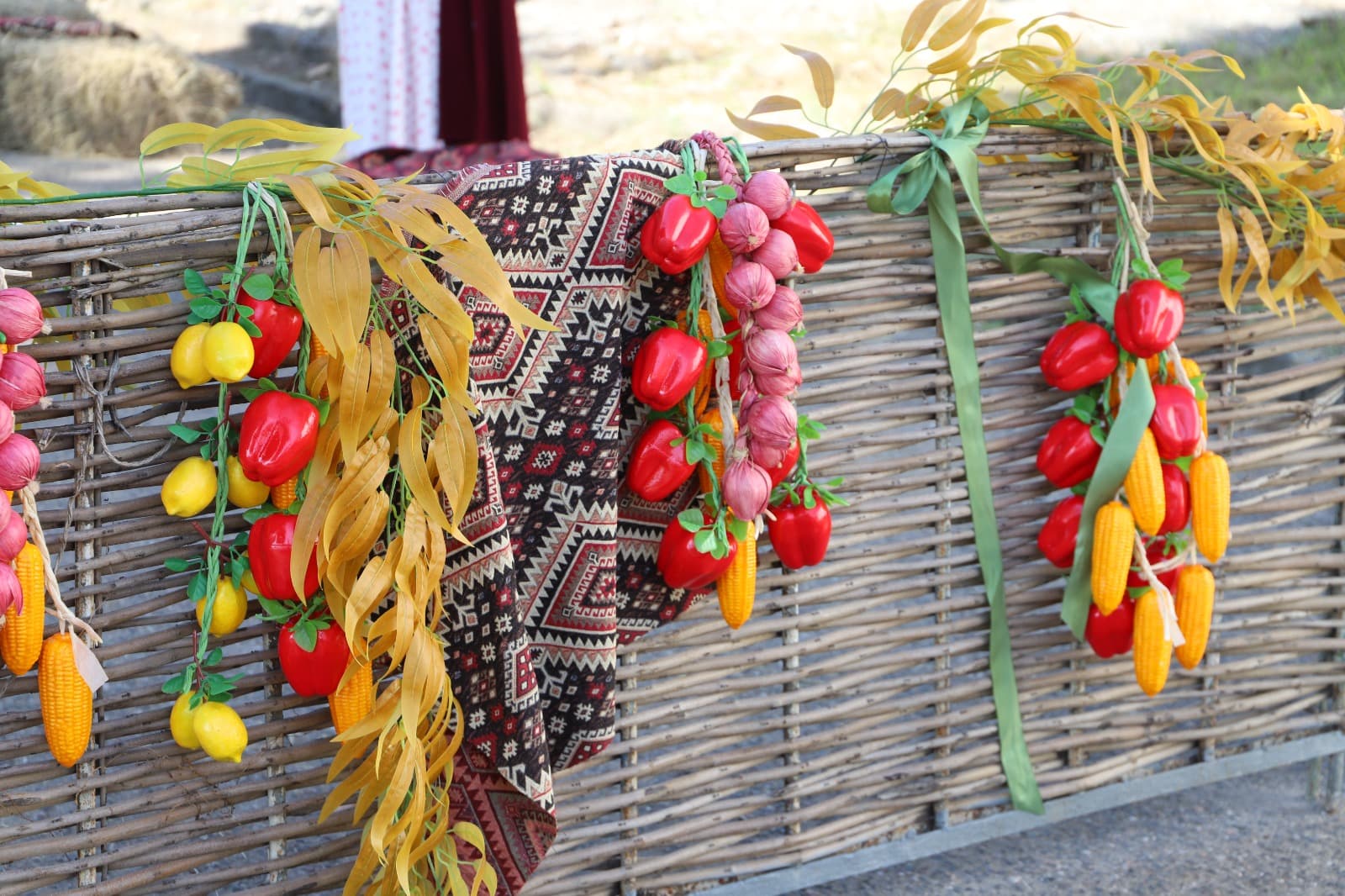 <p style="text-align: justify">თერჯოლაში სახალხო დღესასწაული "თერჯოლობა 2025" მრავალფეროვანი ღონისძიებების ფონზე ჩატარდა.</p><p style="text-align: justify">მუნიციპალიტეტის მერიის ინფორმაციით, ღონისძიების ფარგლებში, თერჯოლის ცენტრალურ ნაწილში მოეწყო ეთნო კუთხეები, სადაც მუნიციპალიტეტში შემავალი ყველა ადმინისტრაციული ერთეულის წარმომადგენელმა საკუთარი სოფლის პრეზენტაცია გამართა.</p><p style="text-align: justify">"თერჯოლობისთვის დაგეგმილი აქტივობები ყველა თაობის ადამიანზე იყო გათვლილი. დღესასწაულის ფარგლებში, თერჯოლის ქუჩებში ცხენოსნებით და ფაიტონით, მეარღნის თანხლებით საზეიმო მსვლელობა მოეწყო. ამფითეატრის სცენაზე კონცერტი გაიმართა, სადაც ერთმანეთს ადგილობრივი ჯგუფები და შემსრულებლები ენაცვლებოდნენ.</p><p style="text-align: justify">"თერჯოლობა 2025" თერჯოლის საპატიო მოქალაქეების დაჯილდოებით და ჯგუფ "ურსას" კონცერტით დასრულდა", - აღნიშნულია ინფორმაციაში.</p>