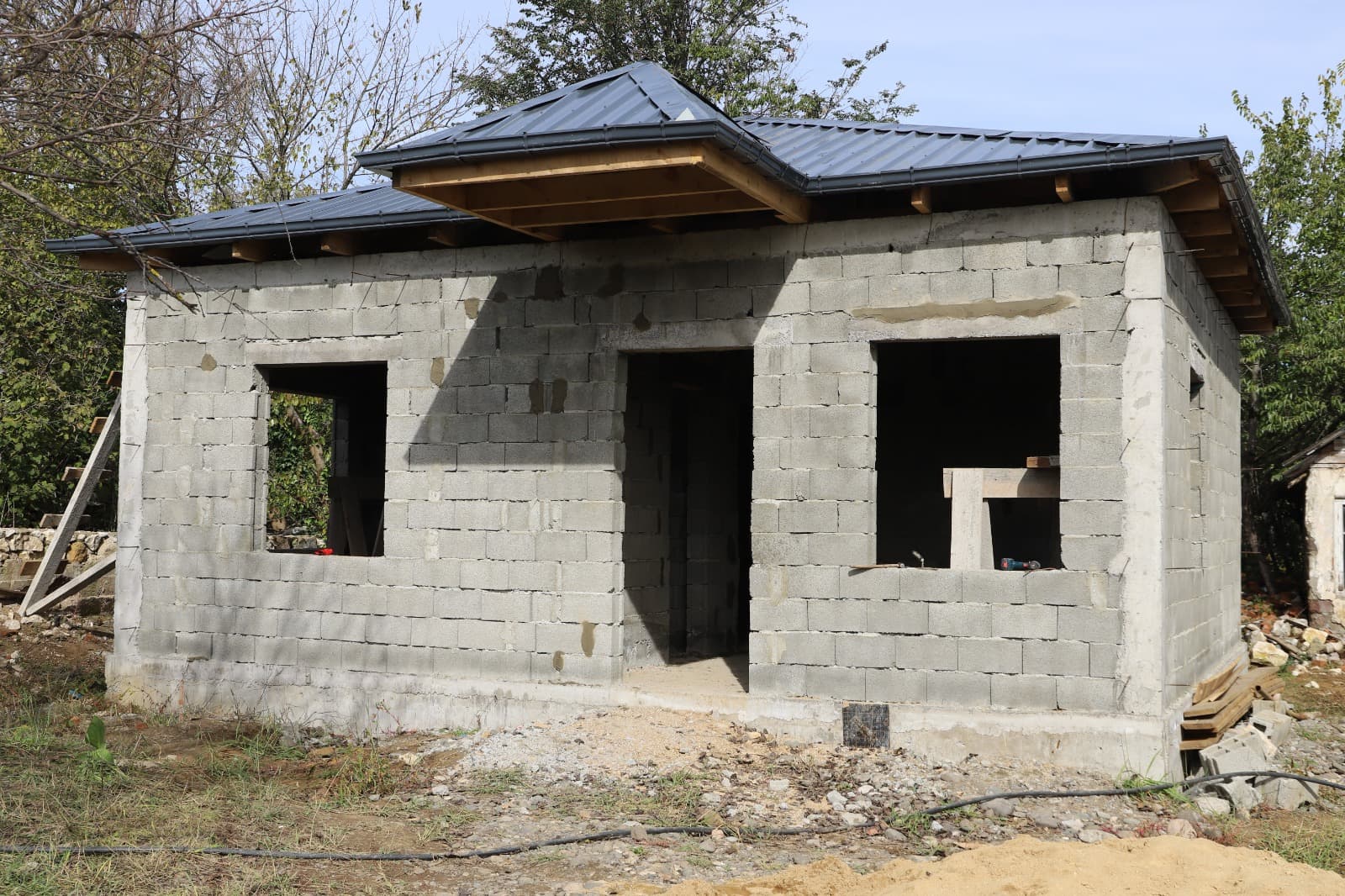 <p style="text-align: justify">თერჯოლის მუნიციპალიტეტის მერი მანუჩარ რობაქიძე, იმერეთში სახელმწიფო რწმუნებულთან ლევან ზალკალიანთან და საკრებულოს თავმჯდომარე გიორგი ბარათაშვილთან ერთად, სოციალურად დაუცველი ოჯახებისთვის საცხოვრებელი სახლების მშენებლობის პროცესს გაეცნო.</p><p style="text-align: justify">ახალი საცხოვრებელი სახლი მუნიციპალიტეტში მცხოვრებ 9 უსახლკარო, სოციალურად დაუცველ &nbsp;ოჯახს გადაეცემა.&nbsp;</p><p style="text-align: justify">მუნიციპალიტეტის მერიის ინფორმაციით, სოციალურად დაუცველი ოჯახების დახმარებისა და გაძლიერების მიზნით, აღნიშნული პროგრამის ფარგლებში ადგილობრივი ბიუჯეტიდან &nbsp;400 000 ლარია გამოყოფილი.</p><p style="text-align: justify">სოციალური პროგრამა, რომელიც თერჯოლის მუნიციპალიტეტში 2019 წლიდან ხორციელდება, ითვალისწინებს ინდივიდუალური სახლების მშენებლობას, ან შეძენას მძიმე საყოფაცხოვრებო პირობების მქონე სოციალურად დაუცველი პირებისთვის, რომელთა სახლები დაზიანების მასშტაბის გამო დემონტაჟს ექვემდებარება.</p><p style="text-align: justify">პროგრამის ფარგლებში ახალი საცხოვრებელი სახლი უკვე 50 ოჯახს გადაეცა.</p>