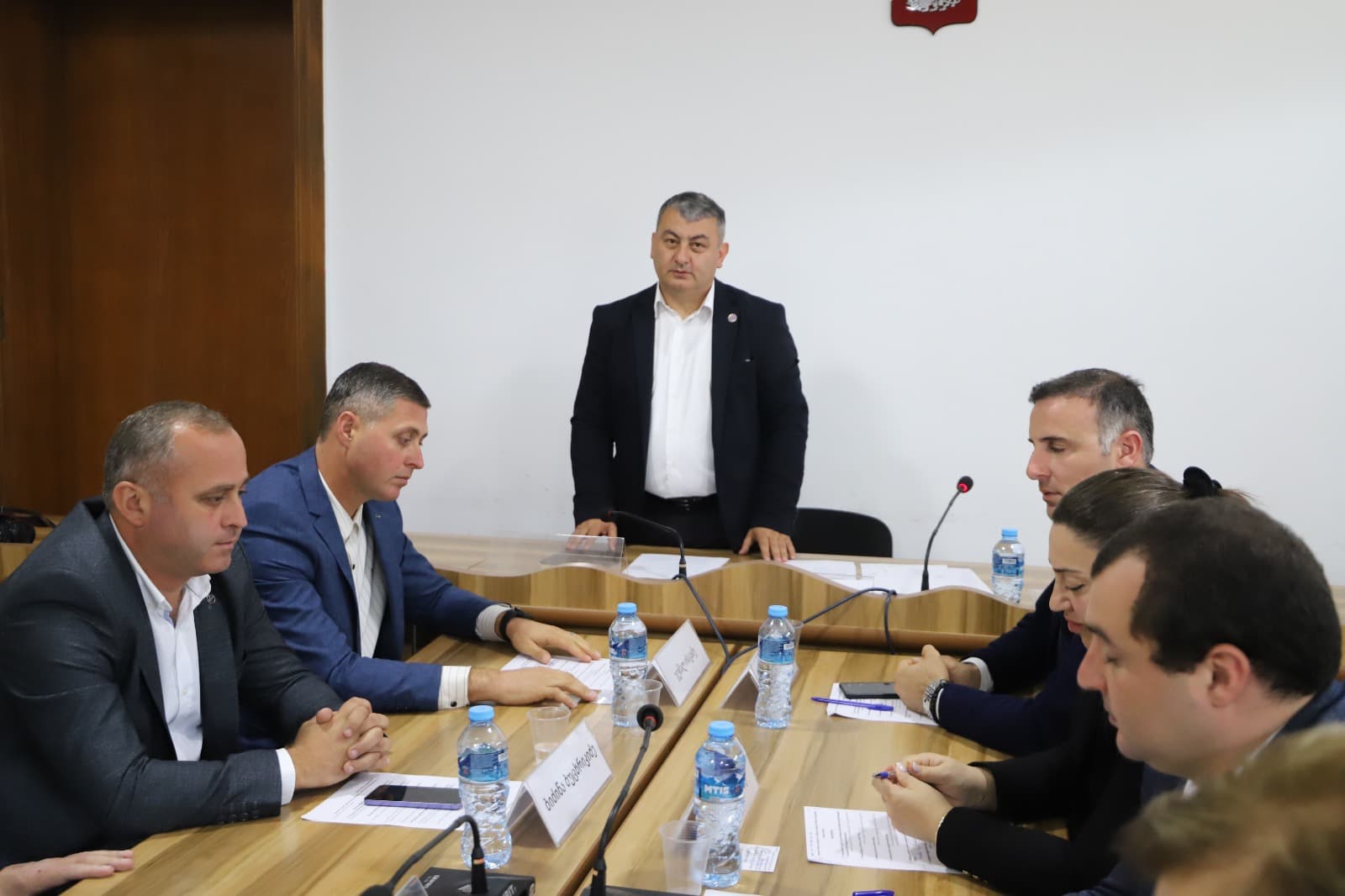 <p style="text-align: justify">თერჯოლის მუნიციპალიტეტის საკრებულოში ახალი მოწვევის საკრებულოს პირველი სხდომა გაიმართა. სხდომა თერჯოლის საოლქო საარჩევნო კომისიის თავმჯდომარემ ნაზი სირაძემ გახსნა, 2025 წლის თვითმმართველობის არჩევნების შედეგებზე ისაუბრა, ასევე წარმოადგინა ოქტომბრის არჩევნების მონაცემები და შემაჯამებელი ოქმი.</p><p style="text-align: justify">სხდომაზე საკრებულოს წევრებმა აირჩიეს დროებითი სამანდატო და ხმის დამთვლელი კომისიები.&nbsp;</p><p style="text-align: justify">ახალი საკრებულო 35 დეპუტატისგან შედგება.</p><p style="text-align: justify">სხდომაზე, უმრავლესობის წარდგინებით, ფარული კენჭისყრის საფუძველზე, საკრებულოს თავმჯდომარედ სოსო ჩაფიჩაძე აირჩიეს.&nbsp;</p><p style="text-align: justify">თავმჯდომარის პირველ მოადგილედ არჩეულ იქნა დავით გოგბერაშვილი, ხოლო მოადგილეებად: ჯემალ ისაკაძე და სერგი ჯიხვაშვილი.&nbsp;</p><p style="text-align: justify">ეკონომიკისა და ქონების მართვის საკითხთა კომისიის თავმჯდომარე აირჩიეს ბადრი ბუცხრიკიძე;&nbsp;</p><p style="text-align: justify">საფინანსო - საბიუჯეტო კომისიის თავმჯდომარედ - ზურაბი ჩხიკვაძე;&nbsp;</p><p style="text-align: justify">იურიდიულ საკითხთა კომისიის თავმჯდომარედ - ბიძინა ბუცხრიკიძე;&nbsp;</p><p style="text-align: justify">ჯანდაცვისა და სოციალურ საკითხთა კომისიის თავმჯდომარედ - ლაშა ლანჩავა;</p><p style="text-align: justify">კულტურის, განათლების, სპორტისა და ახალგაზრდულ საქმეთა კომისიის თავმჯდომარე - ნინო ოქრუაძე;</p><p style="text-align: justify">თერჯოლის მუნიციპალიტეტის საკრებულოში შეიქმნა ორი ფრაქცია: „ქართული ოცნება - დემოკრატიული საქართველო“ და „ხალხის ძალა“.</p><p style="text-align: justify">ფრაქციის "ქართული ოცნება - დემოკრატიული საქართველო“ თავმჯდომარედ გოჩა ვერულაშვილი აირჩიეს.</p><p style="text-align: justify">ფრაქციის "ხალხის ძალა" თავმჯდომარედ ომარ ჯიხვაშვილი აირჩიეს.</p>