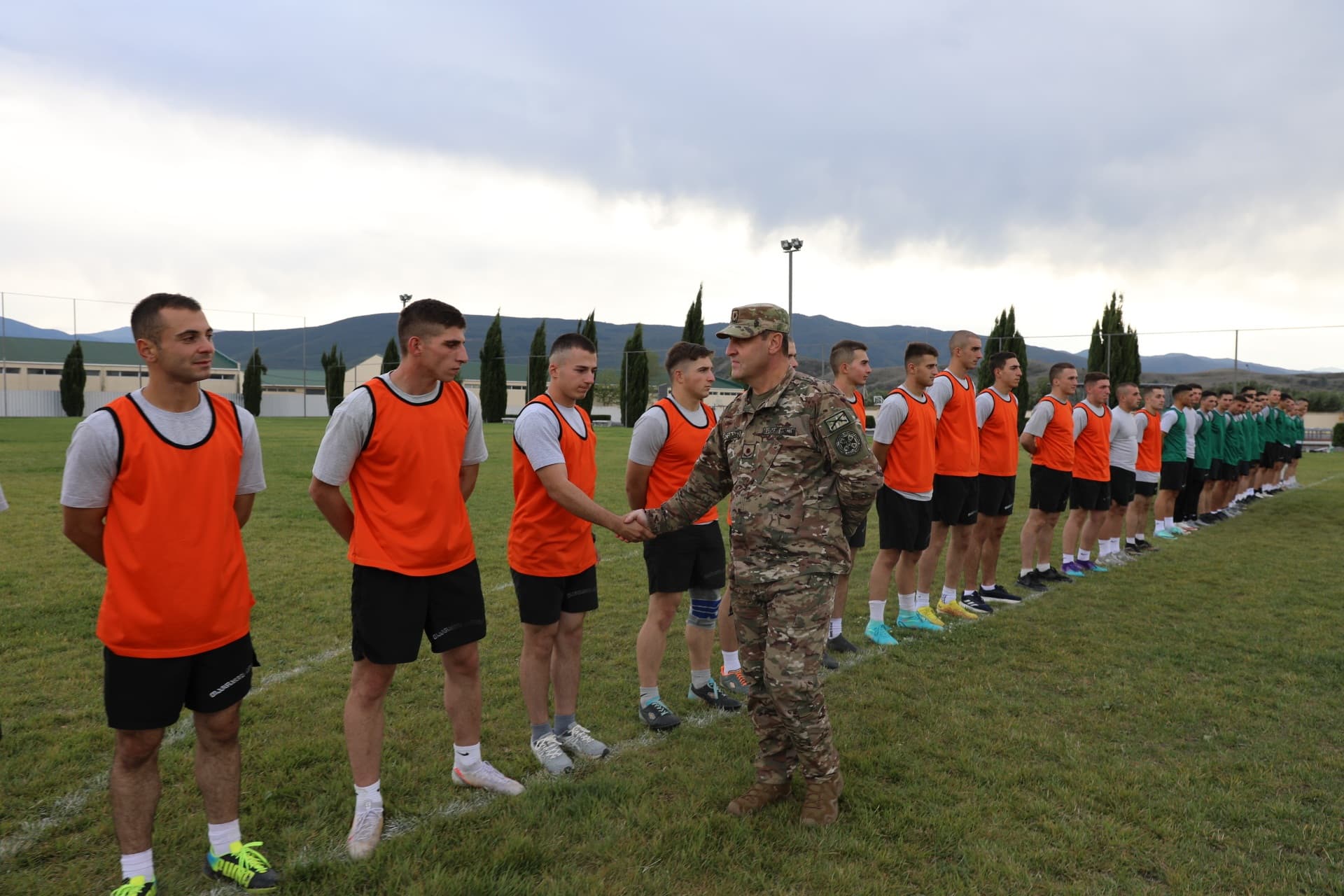 <p style="text-align: justify">ეროვნული თავდაცვის აკადემიაში შიდა საფეხბურთო ტურნირი გაიმართა. ტურნირში მონაწილეობა მიიღო იუნკერების, მსმენელების და სერჟანტ/ოფიცრებისგან დაკომპლექტებულმა რვა გუნდმა.</p><p style="text-align: justify">ფინალურ შეხვედრას აკადემიის რექტორი ბრიგადის გენერალი მამია ბალახაძე და სტრუქტურული ერთეულების ხელმძღვანელი პირები დაესწრნენ.</p><p style="text-align: justify">ფინალურ შეხვედრაში ერთმანეთს იუნკერთა სასწავლო ბატალიონის მეოთხე და მეორე კურსის იუნკერების გუნდები დაუპირისპირდნენ, რომელშიც გამარჯვება მეორე კურსის გუნდმა მოიპოვა. გამარჯვებულ გუნდს თასი აკადემიის რექტორმა გადასცა. მეორე ადგილზე გასული გუნდი კი, საპატიო სიგელით დაჯილდოვდა. ასევე, გამოვლინდა ტურნირის „საუკეთესო ფეხბურთელი“, რომელიც მეორე კურსის იუნკერი მიხეილ სამადაშვილი გახდა.</p><p style="text-align: justify">ეროვნული თავდაცვის აკადემიაში გამართული სპორტული აქტივობები ჯანმრთელი ცხოვრების წესის პოპულარიზაციას უწყობს ხელს. ამ კუთხით აკადემიაში სპორტის სხვადასხვა სახეობაში შეჯიბრებები, მათ შორის, ფეხბურთის ტურნირი ყოველწლიურად ტარდება.</p>