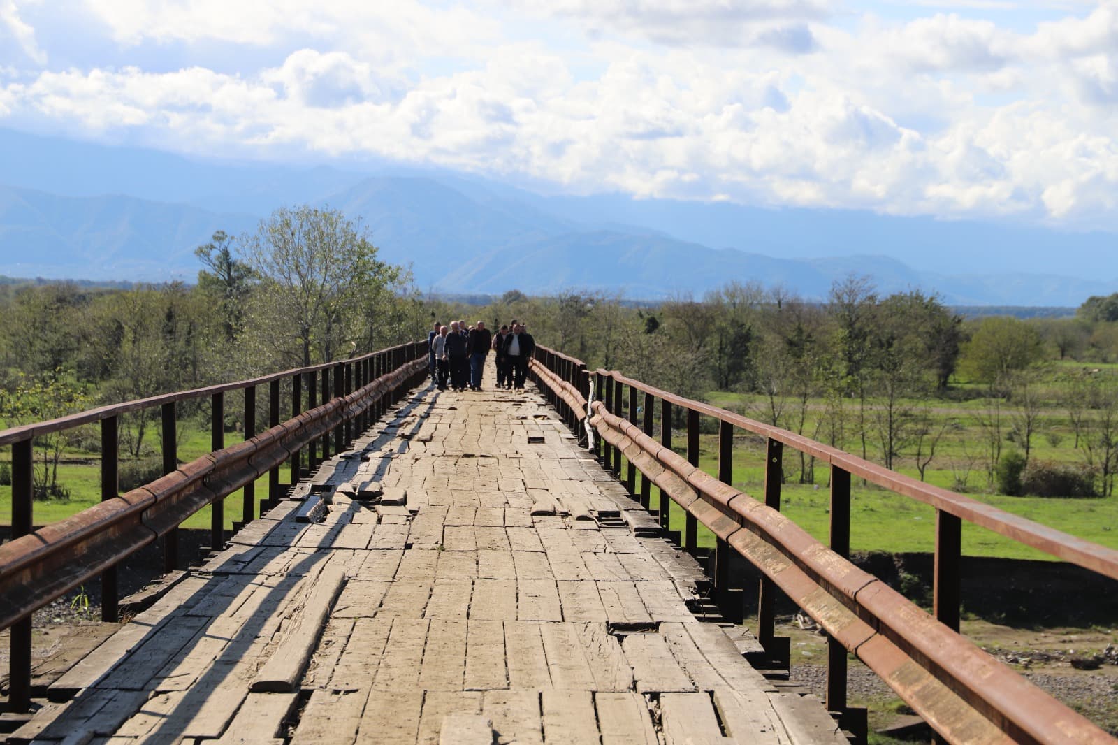 <p style="text-align: justify">თერჯოლის მუნიციპალიტეტის მერი მანუჩარ რობაქიძე სოფელ ბარდუბნის მოსახლეობას სოფლის მაჟორიტარ დეპუტატთან და ინფრასტრუქტურული სამსახურის წარმომადგენლებთან ერთად შეხვდა.&nbsp;</p><p style="text-align: justify">მუნიციპალიტეტის მერიის ინფორმაციით, შეხვედრაზე განიხილეს მდინარე ყვირილაზე არსებული აჯამეთის ხიდის რეაბილიტაციის საკითხი, რომლითაც ოთხი სოფლის მოსახლეობა სარგებლობს.&nbsp;</p><p style="text-align: justify">მანუჩარ რობაქიძის თქმით, ხიდის განახლება მოსახლეობისთვის სასიცოცხლოდ მნიშვნელოვანია. ის აკავშირებს აჯამეთის ტერიტორიაზე არსებულ სასოფლო-სამეურნეო სახნავ-სათესი მიწებს და საძოვრებს.&nbsp;</p><p style="text-align: justify">მერის განცხადებით, პირველ ეტაპზე საჭირო იქნება ინფრასტრუქტურული ობიექტის პროექტირება, რის შემდეგაც, შესაბამისი ვადების გათვალისწინებით, სარეაბილიტაციო სამუშაოები დაიწყება.</p><p>&nbsp;</p>