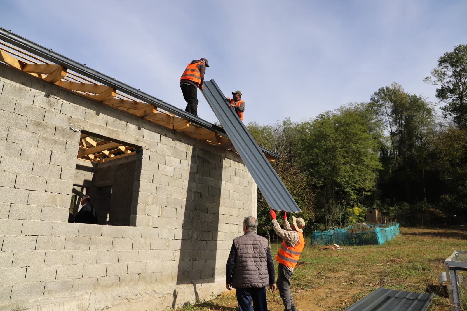 <p style="text-align: justify">თერჯოლის მუნიციპალიტეტის მერი მანუჩარ რობაქიძე, იმერეთში სახელმწიფო რწმუნებულთან ლევან ზალკალიანთან და საკრებულოს თავმჯდომარე გიორგი ბარათაშვილთან ერთად, სოციალურად დაუცველი ოჯახებისთვის საცხოვრებელი სახლების მშენებლობის პროცესს გაეცნო.</p><p style="text-align: justify">ახალი საცხოვრებელი სახლი მუნიციპალიტეტში მცხოვრებ 9 უსახლკარო, სოციალურად დაუცველ &nbsp;ოჯახს გადაეცემა.&nbsp;</p><p style="text-align: justify">მუნიციპალიტეტის მერიის ინფორმაციით, სოციალურად დაუცველი ოჯახების დახმარებისა და გაძლიერების მიზნით, აღნიშნული პროგრამის ფარგლებში ადგილობრივი ბიუჯეტიდან &nbsp;400 000 ლარია გამოყოფილი.</p><p style="text-align: justify">სოციალური პროგრამა, რომელიც თერჯოლის მუნიციპალიტეტში 2019 წლიდან ხორციელდება, ითვალისწინებს ინდივიდუალური სახლების მშენებლობას, ან შეძენას მძიმე საყოფაცხოვრებო პირობების მქონე სოციალურად დაუცველი პირებისთვის, რომელთა სახლები დაზიანების მასშტაბის გამო დემონტაჟს ექვემდებარება.</p><p style="text-align: justify">პროგრამის ფარგლებში ახალი საცხოვრებელი სახლი უკვე 50 ოჯახს გადაეცა.</p>