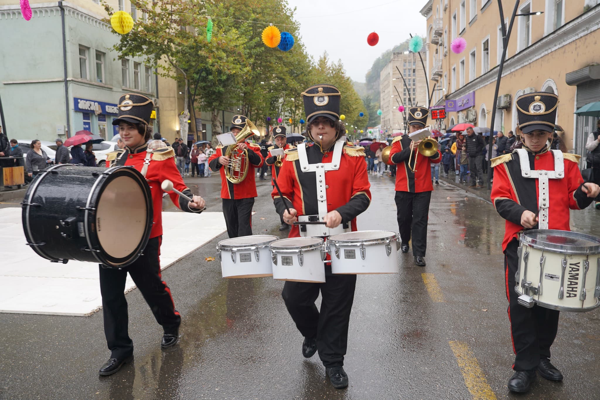 <p style="text-align: justify">ჭიათურის მუნიციპალიტეტის მერმა გივი მოდებაძემ ჭიათურის საპატიო მოქალაქეები დააჯილდოვა.&nbsp;</p><p style="text-align: justify">დაჯილდოების ცერემონიაზე, რომელიც ტრადიციული სახალხო დღესასწაულის "ჭიათურობა 2025“-ის ფარგლებში გაიმართა, მერმა საპატიო მოქალაქეების ტიტულის მფლობელებს მუნიციპალიტეტის განვითარებაში შეტანილი წვლილისთვის მადლობა გადაუხადა.&nbsp;</p><p style="text-align: justify">2025 წელს ჭიათურის საპატიო მოქალაქეები გახდნენ:</p><p style="text-align: justify"><strong>პაატა კვიჟინაძე</strong> – საქართველოს XI მოწვევის პარლამენტის წევრი, საჩხერის, ჭიათურისა და ხარაგაულის მუნიციპალიტეტების დელეგატი, პარლამენტის საფინანსო-საბიუჯეტო კომიტეტის თავმჯდომარე;</p><p style="text-align: justify"><strong>ილო ლაბაძე</strong> – სოფლის მეურნეობის დამსახურებული მუშაკი;</p><p style="text-align: justify"><strong>თინა ბიწაძე</strong> – ღვაწლმოსილი ჟურნალისტი;</p><p style="text-align: justify"><strong>მარინა ფიფია</strong> – ექიმი მეან-გინეკოლოგი;</p><p style="text-align: justify"><strong>კუკური მოდებაძე</strong> – ჭიათურის აკაკი წერეთლის სახელობის სახელმწიფო პროფესიული თეატრის შუქის მხატვარი.</p><p style="text-align: justify">საპატიო მოქალაქის დაჯილდოებასთან ერთად, "ჭიათურობა 2025“ მრავალფეროვანი კულტურული, შემეცნებითი და გასართობი ღონისძიებებით აღინიშნა. მოეწყო შემეცნებით-გასართობი და საგამოფენო სივრცეები, პერფორმანსები, თეატრალიზებული წარმოდგენები, კულტურული და სპორტული აქტივობები.</p><p style="text-align: justify">სახალხო დღესასწაულის აღნიშვნა კონცერტით დასრულდა, რომელშიც ადგილობრივი შემოქმედებითი ანსამბლები და მუსიკალური ჯგუფი "ურსა“ მონაწილეობდნენ.</p>