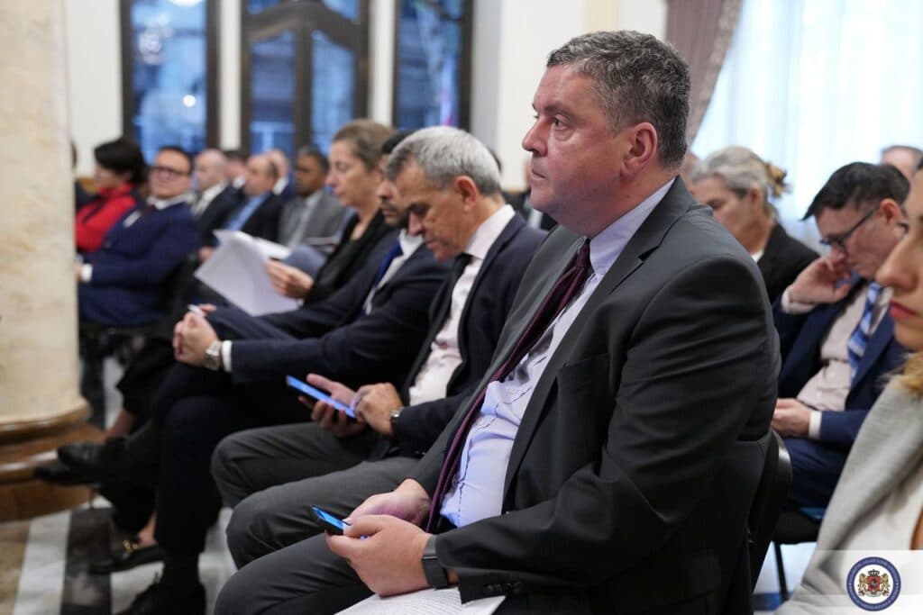 <p style="text-align: justify">საგარეო საქმეთა სამინისტრო საქართველოში აკრედიტებულ დიპლომატიურ კორპუსთან შეხვედრის შესახებ ოფიციალურ ინფორმაციას ავრცელებს.</p><p style="text-align: justify">უწყების ცნობით, საგარეო საქმეთა მინისტრის პირველმა მოადგილემ, გიორგი ზურაბაშვილმა შეხვედრაზე აღნიშნა, რომ მნიშვნელოვანია, საერთაშორისო პარტნიორები გაემიჯნონ და დაგმონ აქციის მონაწილეების ძალადობრივი ქმედებები.</p><p style="text-align: justify">"საგარეო საქმეთა სამინისტროში საქართველოში აკრედიტებული დიპლომატიური კორპუსის წარმომადგენლებთან გაიმართა შეხვედრა. საგარეო საქმეთა მინისტრის პირველმა მოადგილემ, გიორგი ზურაბაშვილმა დიპლომატიური კორპუსის წარმომადგენლებს მიაწოდა ინფორმაცია 2025 წლის ადგილობრივი თვითმმართველობის არჩევნების მიმდინარეობის, შედეგების, ასევე 4 ოქტომბერს განვითარებული მოვლენების შესახებ. </p><p style="text-align: justify">მინისტრის მოადგილის განცხადებით, 4 ოქტომბრის არჩევნებს 28 საერთაშორისო და 27 ადგილობრივი ორგანიზაცია, ასევე 73 მედიასაშუალების დაახლოებით 1 000 წარმომადგენელი აკვირდებოდა. საერთო შეფასებამ კი დაადასტურა, რომ არჩევნები ჩატარდა მშვიდობიან, გამჭვირვალე პირობებში, საარჩევნო პროცესი ადმინისტრირებული იყო პროფესიონალურად და საქართველოს მოქალაქეებს შესაძლებლობა ჰქონდათ, თავისუფლად ესარგებლათ დემოკრატიული უფლებებით. 4 ოქტომბერს განვითარებულ მოვლენებზე საუბრისას, საგარეო საქმეთა მინისტრის პირველმა მოადგილემ აღნიშნა, რომ მას შემდეგ, რაც აქცია გასცდა შეკრებისა და მანიფესტაციის კანონით დადგენილ ნორმებს, აქციის ორგანიზატორების მხრიდან გახმოვანდა ძალადობრივი შინაარსის მოწოდებები, სამართალდამცველებმა კანონმდებლობით გათვალისწინებულ ზომებს მიმართეს საზოგადოებრივი წესრიგის აღდგენის მიზნით. გიორგი ზურაბაშვილმა შეხვედრაზე 4 ოქტომბრის მოვლენების ადეკვატური შეფასების მნიშვნელობას გაუსვა ხაზი და აღნიშნა, რომ მნიშვნელოვანია, საერთაშორისო პარტნიორები გაემიჯნონ და დაგმონ აქციის მონაწილეების ძალადობრივი ქმედებები, რომლის შედეგადაც დაშავდა არაერთი სამართალდამცველი და ჟურნალისტი, დაზიანდა მუნიციპალური ინფრასტრუქტურა. საგარეო საქმეთა მინისტრის პირველმა მოადგილემ დიპლომატებს დაუდასტურა სამინისტროს ღიაობა და მზაობა, განაგრძოს თანამშრომლობა პარტნიორებთან და საქართველოში აკრედიტებულ დიპლომატიურ კორპუსთან“, – აღნიშნულია საგარეო საქმეთა სამინისტროს ოფიციალურ ინფორმაციაში.</p>