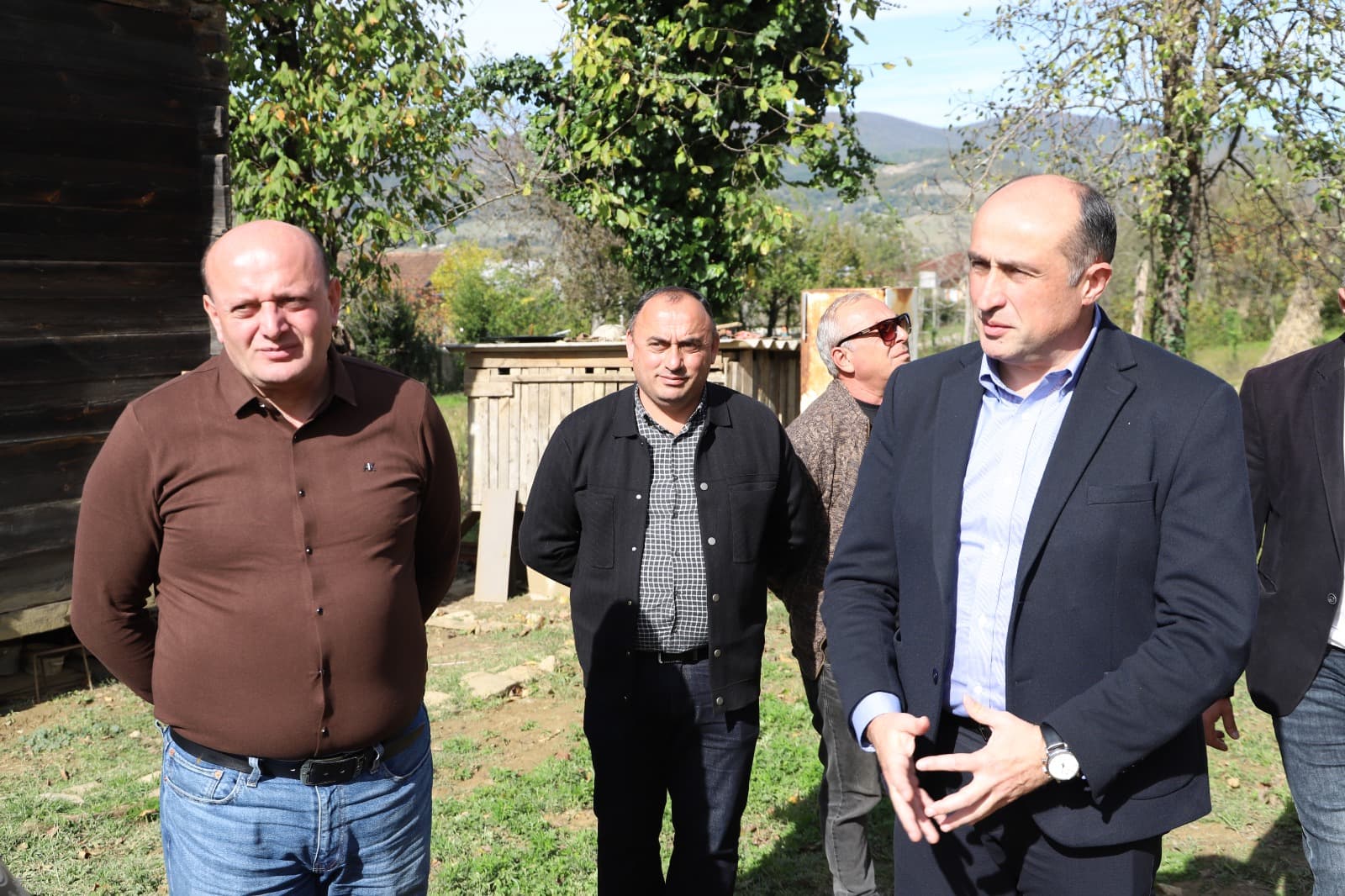 <p style="text-align: justify">თერჯოლის მუნიციპალიტეტის მერი მანუჩარ რობაქიძე, იმერეთში სახელმწიფო რწმუნებულთან ლევან ზალკალიანთან და საკრებულოს თავმჯდომარე გიორგი ბარათაშვილთან ერთად, სოციალურად დაუცველი ოჯახებისთვის საცხოვრებელი სახლების მშენებლობის პროცესს გაეცნო.</p><p style="text-align: justify">ახალი საცხოვრებელი სახლი მუნიციპალიტეტში მცხოვრებ 9 უსახლკარო, სოციალურად დაუცველ &nbsp;ოჯახს გადაეცემა.&nbsp;</p><p style="text-align: justify">მუნიციპალიტეტის მერიის ინფორმაციით, სოციალურად დაუცველი ოჯახების დახმარებისა და გაძლიერების მიზნით, აღნიშნული პროგრამის ფარგლებში ადგილობრივი ბიუჯეტიდან &nbsp;400 000 ლარია გამოყოფილი.</p><p style="text-align: justify">სოციალური პროგრამა, რომელიც თერჯოლის მუნიციპალიტეტში 2019 წლიდან ხორციელდება, ითვალისწინებს ინდივიდუალური სახლების მშენებლობას, ან შეძენას მძიმე საყოფაცხოვრებო პირობების მქონე სოციალურად დაუცველი პირებისთვის, რომელთა სახლები დაზიანების მასშტაბის გამო დემონტაჟს ექვემდებარება.</p><p style="text-align: justify">პროგრამის ფარგლებში ახალი საცხოვრებელი სახლი უკვე 50 ოჯახს გადაეცა.</p>