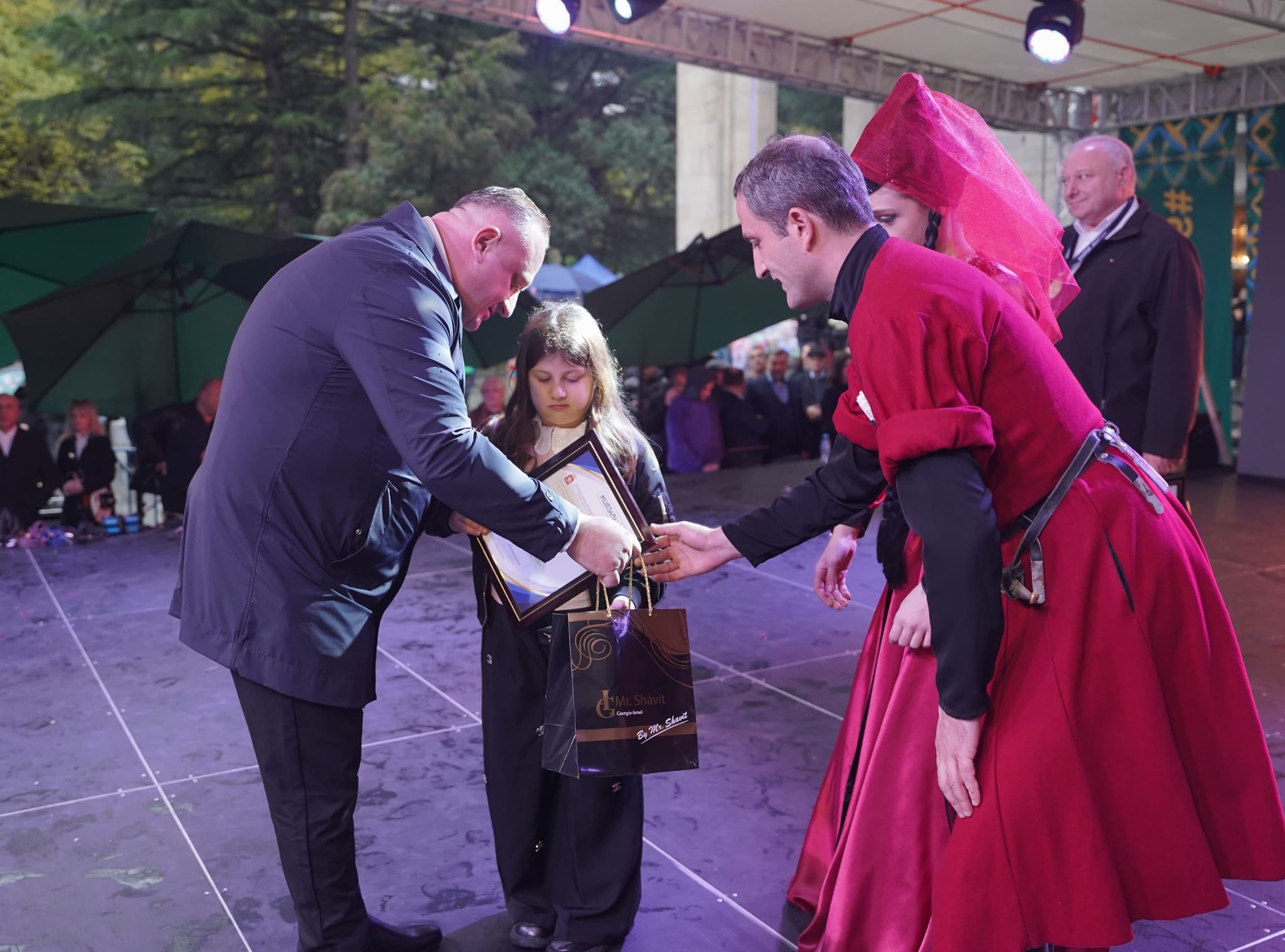 <p style="text-align: justify">ჭიათურის მუნიციპალიტეტის მერმა გივი მოდებაძემ ჭიათურის საპატიო მოქალაქეები დააჯილდოვა.&nbsp;</p><p style="text-align: justify">დაჯილდოების ცერემონიაზე, რომელიც ტრადიციული სახალხო დღესასწაულის "ჭიათურობა 2025“-ის ფარგლებში გაიმართა, მერმა საპატიო მოქალაქეების ტიტულის მფლობელებს მუნიციპალიტეტის განვითარებაში შეტანილი წვლილისთვის მადლობა გადაუხადა.&nbsp;</p><p style="text-align: justify">2025 წელს ჭიათურის საპატიო მოქალაქეები გახდნენ:</p><p style="text-align: justify"><strong>პაატა კვიჟინაძე</strong> – საქართველოს XI მოწვევის პარლამენტის წევრი, საჩხერის, ჭიათურისა და ხარაგაულის მუნიციპალიტეტების დელეგატი, პარლამენტის საფინანსო-საბიუჯეტო კომიტეტის თავმჯდომარე;</p><p style="text-align: justify"><strong>ილო ლაბაძე</strong> – სოფლის მეურნეობის დამსახურებული მუშაკი;</p><p style="text-align: justify"><strong>თინა ბიწაძე</strong> – ღვაწლმოსილი ჟურნალისტი;</p><p style="text-align: justify"><strong>მარინა ფიფია</strong> – ექიმი მეან-გინეკოლოგი;</p><p style="text-align: justify"><strong>კუკური მოდებაძე</strong> – ჭიათურის აკაკი წერეთლის სახელობის სახელმწიფო პროფესიული თეატრის შუქის მხატვარი.</p><p style="text-align: justify">საპატიო მოქალაქის დაჯილდოებასთან ერთად, "ჭიათურობა 2025“ მრავალფეროვანი კულტურული, შემეცნებითი და გასართობი ღონისძიებებით აღინიშნა. მოეწყო შემეცნებით-გასართობი და საგამოფენო სივრცეები, პერფორმანსები, თეატრალიზებული წარმოდგენები, კულტურული და სპორტული აქტივობები.</p><p style="text-align: justify">სახალხო დღესასწაულის აღნიშვნა კონცერტით დასრულდა, რომელშიც ადგილობრივი შემოქმედებითი ანსამბლები და მუსიკალური ჯგუფი "ურსა“ მონაწილეობდნენ.</p>