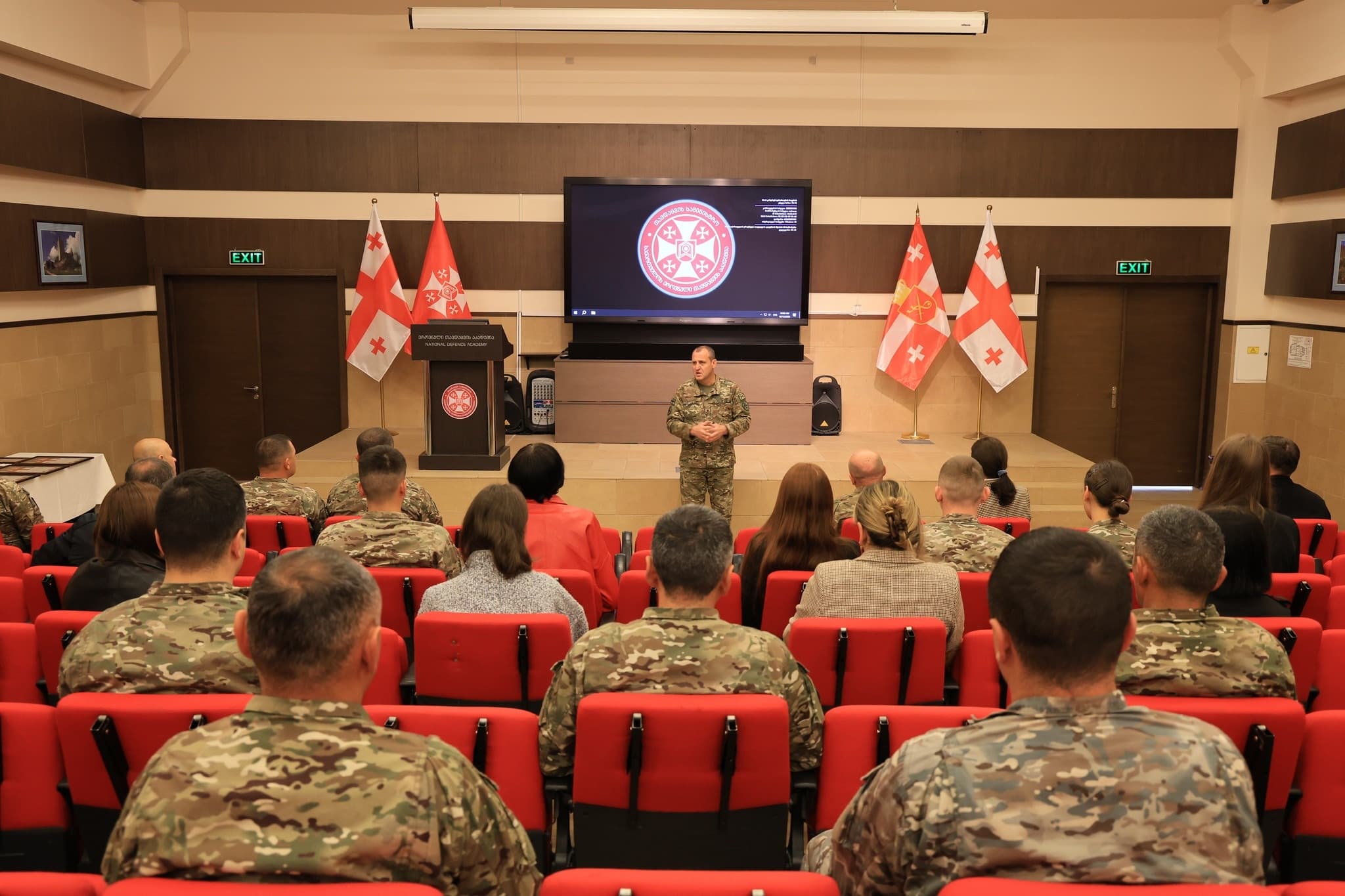 <p style="text-align: justify">სსიპ - დავით აღმაშენებლის სახელობის საქართველოს ეროვნული თავდაცვის აკადემიაში, აკადემიის ბაკალავრიატის წარჩინებული იუნკერების და მათი მშობლების დაჯილდოების ცერემონიალი გაიმართა.</p><p style="text-align: justify">ღონისძიებაზე მოწვეულ მშობლებს ეროვნული თავდაცვის აკადემიის რექტორი, ბრიგადის გენერალი მამია ბალახაძე შეხვდა. რექტორმა მისასალმებელ სიტყვაში აღნიშნა ოჯახის თანადგომის უდიდესი მნიშვნელობაზე ცოდნის დაუფლების რთულ პროცესში და წარჩინებულ იუნკერებს მიღწეული წარმატება მიულოცა.</p><p style="text-align: justify">აღსანიშნავია, რომ აკადემიაში I, II და III კურსის ყველა იუნკერი იღებს ყოველთვიურ განსაზღვრულ სტიპენდიას 500 ლარს, ხოლო IV კურსის იუნკერები - 1320 ლარს.</p><p style="text-align: justify">გარდა ამისა წარჩინებული იუნკერები იღებენ დამატებით სტიპენდიას რეიტინგის მიხედვით.</p><p style="text-align: justify">დამატებითი სტიპენდიის გაცემის კრიტერიუმებია:</p><p style="text-align: justify">რეიტინგული ქულა A+ (95 – 100 ქულა) - 300 ლარი;</p><p style="text-align: justify">რეიტინგული ქულა A (91 – 94 ქულა) - 200 ლარი;</p><p style="text-align: justify">რეიტინგული ქულა B (81 – 90 ქულა) - 100 ლარი;</p><p style="text-align: justify">აკადემიაში ყოველი სასწავლო სემესტრის დასრულების შემდეგ ხორციელდება წარჩინებული იუნკერების (A+ კატეგორიის) მშობლების დაჯილდოება, ამასთანავე A და B კატეგორიის იუნკერების მშობლებს ეგზავნებათ რექტორის სამადლობელი წერილი საცხოვრებელ მისამართზე.</p>