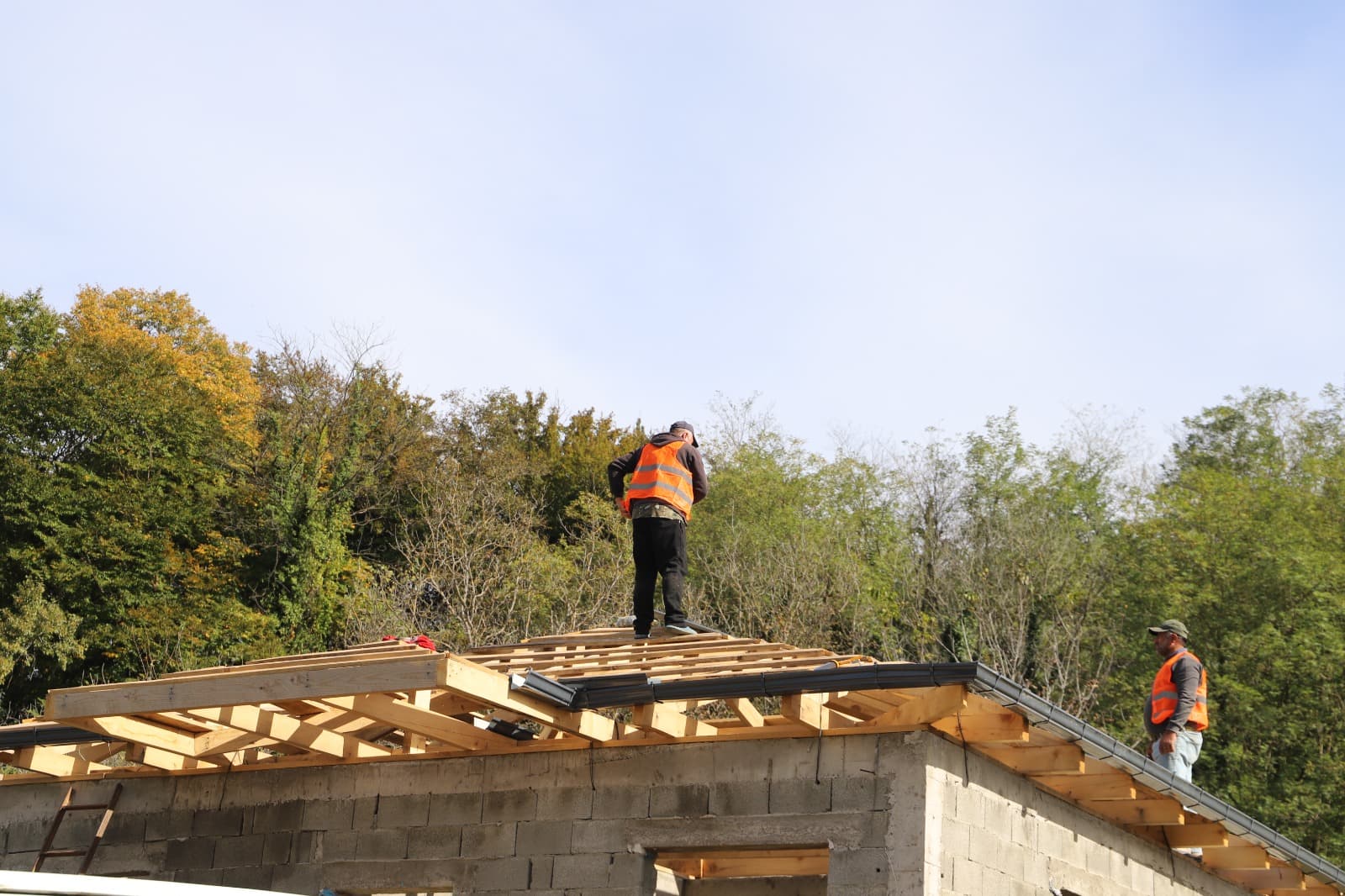 <p style="text-align: justify">თერჯოლის მუნიციპალიტეტის მერი მანუჩარ რობაქიძე, იმერეთში სახელმწიფო რწმუნებულთან ლევან ზალკალიანთან და საკრებულოს თავმჯდომარე გიორგი ბარათაშვილთან ერთად, სოციალურად დაუცველი ოჯახებისთვის საცხოვრებელი სახლების მშენებლობის პროცესს გაეცნო.</p><p style="text-align: justify">ახალი საცხოვრებელი სახლი მუნიციპალიტეტში მცხოვრებ 9 უსახლკარო, სოციალურად დაუცველ &nbsp;ოჯახს გადაეცემა.&nbsp;</p><p style="text-align: justify">მუნიციპალიტეტის მერიის ინფორმაციით, სოციალურად დაუცველი ოჯახების დახმარებისა და გაძლიერების მიზნით, აღნიშნული პროგრამის ფარგლებში ადგილობრივი ბიუჯეტიდან &nbsp;400 000 ლარია გამოყოფილი.</p><p style="text-align: justify">სოციალური პროგრამა, რომელიც თერჯოლის მუნიციპალიტეტში 2019 წლიდან ხორციელდება, ითვალისწინებს ინდივიდუალური სახლების მშენებლობას, ან შეძენას მძიმე საყოფაცხოვრებო პირობების მქონე სოციალურად დაუცველი პირებისთვის, რომელთა სახლები დაზიანების მასშტაბის გამო დემონტაჟს ექვემდებარება.</p><p style="text-align: justify">პროგრამის ფარგლებში ახალი საცხოვრებელი სახლი უკვე 50 ოჯახს გადაეცა.</p>