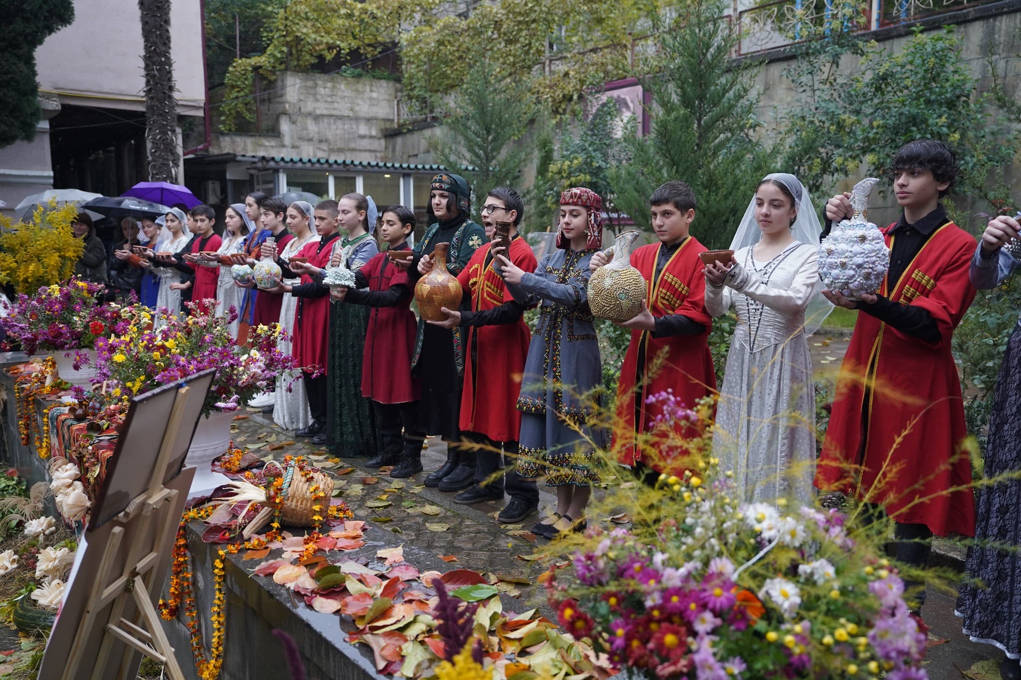 <p style="text-align: justify">ჭიათურის მუნიციპალიტეტის მერმა გივი მოდებაძემ ჭიათურის საპატიო მოქალაქეები დააჯილდოვა.&nbsp;</p><p style="text-align: justify">დაჯილდოების ცერემონიაზე, რომელიც ტრადიციული სახალხო დღესასწაულის "ჭიათურობა 2025“-ის ფარგლებში გაიმართა, მერმა საპატიო მოქალაქეების ტიტულის მფლობელებს მუნიციპალიტეტის განვითარებაში შეტანილი წვლილისთვის მადლობა გადაუხადა.&nbsp;</p><p style="text-align: justify">2025 წელს ჭიათურის საპატიო მოქალაქეები გახდნენ:</p><p style="text-align: justify"><strong>პაატა კვიჟინაძე</strong> – საქართველოს XI მოწვევის პარლამენტის წევრი, საჩხერის, ჭიათურისა და ხარაგაულის მუნიციპალიტეტების დელეგატი, პარლამენტის საფინანსო-საბიუჯეტო კომიტეტის თავმჯდომარე;</p><p style="text-align: justify"><strong>ილო ლაბაძე</strong> – სოფლის მეურნეობის დამსახურებული მუშაკი;</p><p style="text-align: justify"><strong>თინა ბიწაძე</strong> – ღვაწლმოსილი ჟურნალისტი;</p><p style="text-align: justify"><strong>მარინა ფიფია</strong> – ექიმი მეან-გინეკოლოგი;</p><p style="text-align: justify"><strong>კუკური მოდებაძე</strong> – ჭიათურის აკაკი წერეთლის სახელობის სახელმწიფო პროფესიული თეატრის შუქის მხატვარი.</p><p style="text-align: justify">საპატიო მოქალაქის დაჯილდოებასთან ერთად, "ჭიათურობა 2025“ მრავალფეროვანი კულტურული, შემეცნებითი და გასართობი ღონისძიებებით აღინიშნა. მოეწყო შემეცნებით-გასართობი და საგამოფენო სივრცეები, პერფორმანსები, თეატრალიზებული წარმოდგენები, კულტურული და სპორტული აქტივობები.</p><p style="text-align: justify">სახალხო დღესასწაულის აღნიშვნა კონცერტით დასრულდა, რომელშიც ადგილობრივი შემოქმედებითი ანსამბლები და მუსიკალური ჯგუფი "ურსა“ მონაწილეობდნენ.</p>