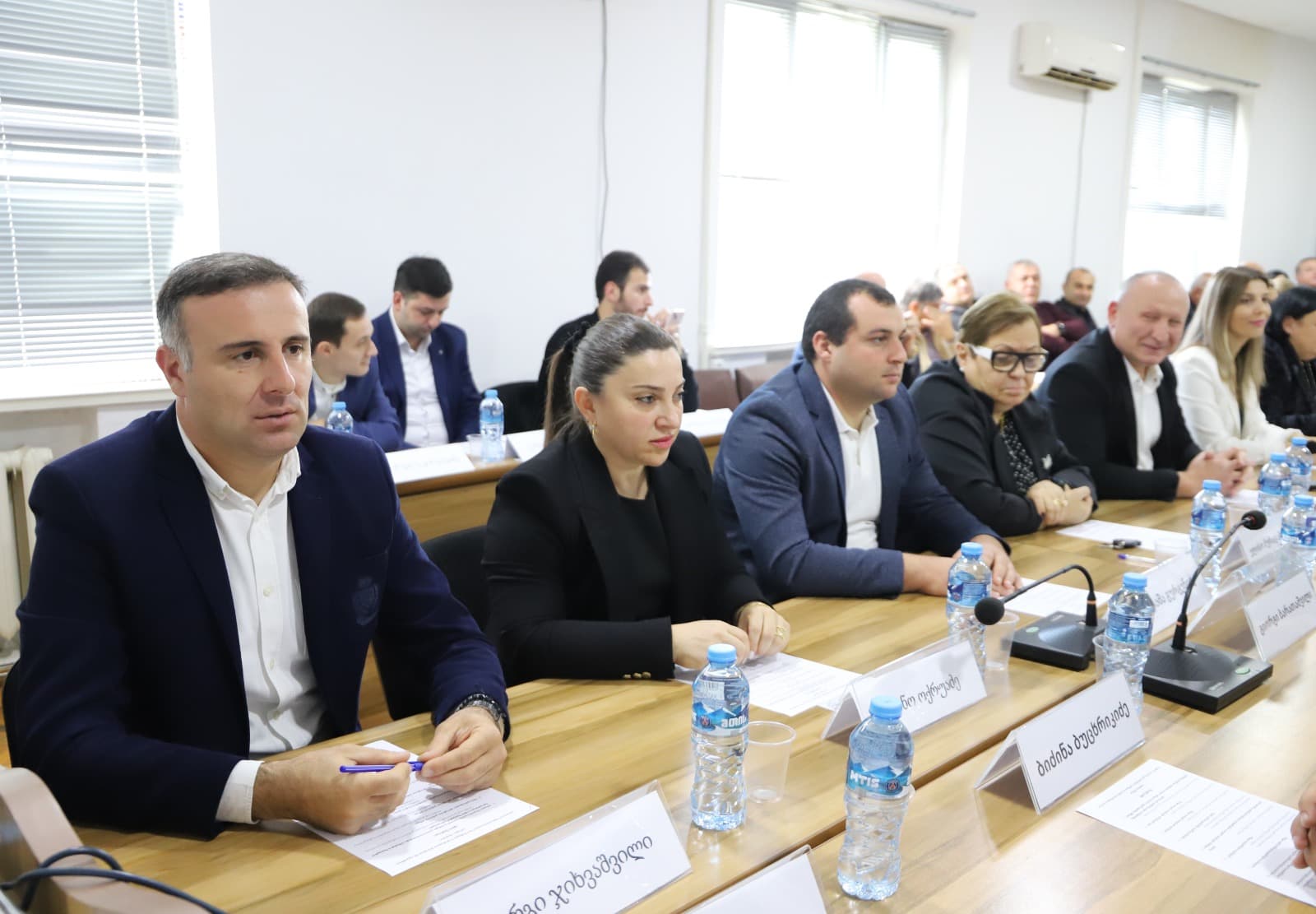 <p style="text-align: justify">თერჯოლის მუნიციპალიტეტის საკრებულოში ახალი მოწვევის საკრებულოს პირველი სხდომა გაიმართა. სხდომა თერჯოლის საოლქო საარჩევნო კომისიის თავმჯდომარემ ნაზი სირაძემ გახსნა, 2025 წლის თვითმმართველობის არჩევნების შედეგებზე ისაუბრა, ასევე წარმოადგინა ოქტომბრის არჩევნების მონაცემები და შემაჯამებელი ოქმი.</p><p style="text-align: justify">სხდომაზე საკრებულოს წევრებმა აირჩიეს დროებითი სამანდატო და ხმის დამთვლელი კომისიები.&nbsp;</p><p style="text-align: justify">ახალი საკრებულო 35 დეპუტატისგან შედგება.</p><p style="text-align: justify">სხდომაზე, უმრავლესობის წარდგინებით, ფარული კენჭისყრის საფუძველზე, საკრებულოს თავმჯდომარედ სოსო ჩაფიჩაძე აირჩიეს.&nbsp;</p><p style="text-align: justify">თავმჯდომარის პირველ მოადგილედ არჩეულ იქნა დავით გოგბერაშვილი, ხოლო მოადგილეებად: ჯემალ ისაკაძე და სერგი ჯიხვაშვილი.&nbsp;</p><p style="text-align: justify">ეკონომიკისა და ქონების მართვის საკითხთა კომისიის თავმჯდომარე აირჩიეს ბადრი ბუცხრიკიძე;&nbsp;</p><p style="text-align: justify">საფინანსო - საბიუჯეტო კომისიის თავმჯდომარედ - ზურაბი ჩხიკვაძე;&nbsp;</p><p style="text-align: justify">იურიდიულ საკითხთა კომისიის თავმჯდომარედ - ბიძინა ბუცხრიკიძე;&nbsp;</p><p style="text-align: justify">ჯანდაცვისა და სოციალურ საკითხთა კომისიის თავმჯდომარედ - ლაშა ლანჩავა;</p><p style="text-align: justify">კულტურის, განათლების, სპორტისა და ახალგაზრდულ საქმეთა კომისიის თავმჯდომარე - ნინო ოქრუაძე;</p><p style="text-align: justify">თერჯოლის მუნიციპალიტეტის საკრებულოში შეიქმნა ორი ფრაქცია: „ქართული ოცნება - დემოკრატიული საქართველო“ და „ხალხის ძალა“.</p><p style="text-align: justify">ფრაქციის "ქართული ოცნება - დემოკრატიული საქართველო“ თავმჯდომარედ გოჩა ვერულაშვილი აირჩიეს.</p><p style="text-align: justify">ფრაქციის "ხალხის ძალა" თავმჯდომარედ ომარ ჯიხვაშვილი აირჩიეს.</p>