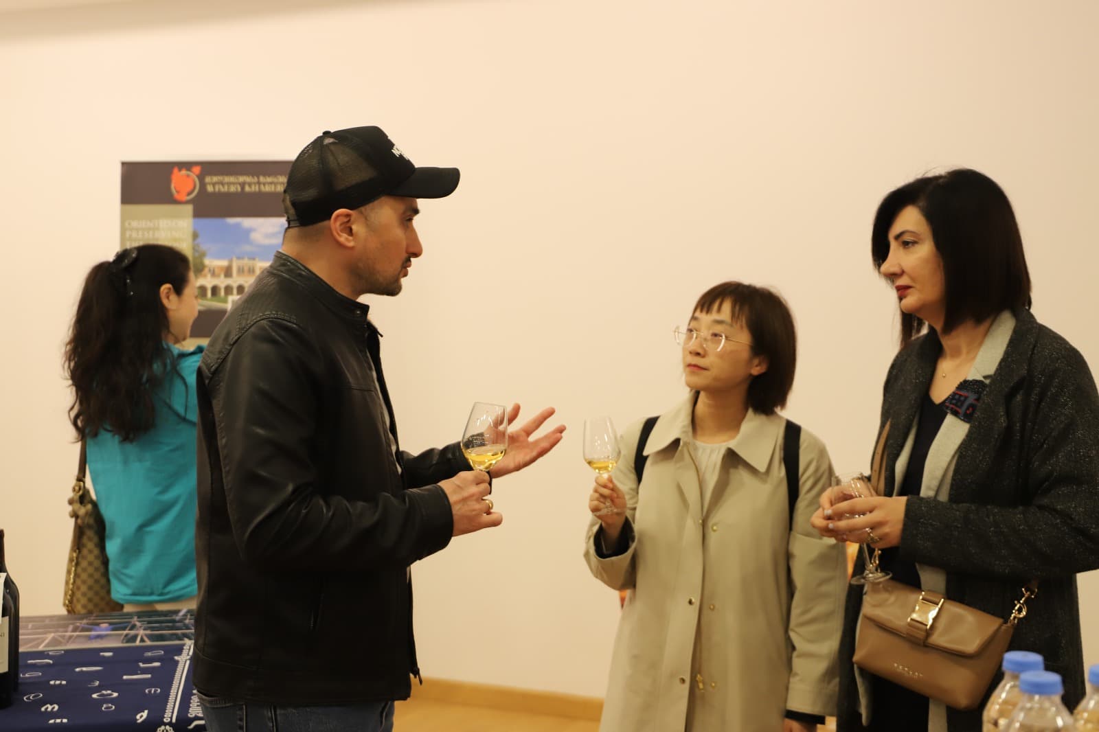 <p style="text-align: justify">თერჯოლის მუნიციპალიტეტის მერმა მანუჩარ რობაქიძემ ჩინეთის სახალხო რესპუბლიკიდან დელეგაციას უმასპინძლა, რომლის შემადგენლობაში ჩინეთის საერთაშორისო ვაჭრობის ხელშეწყობის საბჭოს კუეიჭოუს პროვინციის ექსპო ბიუროს საერთაშორისო ურთიერთობების დეპარტამენტის წარმომადგენლები არიან.&nbsp;</p><p style="text-align: justify">თერჯოლის მერთან შეხვედრაზე საუბარი შეეხო ეკონომიკური, სავაჭრო და კულტურული მიმართულებებით სამომავლო თანამშრომლობას, ასევე რეგიონის ბიზნესასოციაციებს და ღვინის საწარმოებთან პარტნიორობას.</p><p style="text-align: justify">მანუჩარ რობაქიძემ საქართველო-ჩინეთის, მჭიდრო მეგობრულ ურთიერთობასა და სტრატეგიულ პარტნიორობაზე გაამახვილა ყურადღება და სტუმრებს მუნიციპალიტეტის &nbsp;ეკონომიკური და ტურისტული &nbsp;პოტენციალის შესახებ ესაუბრა.</p><p style="text-align: justify">შეხვედრას იმერეთის სახელმწიფო &nbsp;რწმუნებულის აპარატის უფროსი ნიკა კვერნაძე, იმერული ღვინის ასოციაციის ხელმძღვანელი ქეთევან ჯურხაძე და თერჯოლის მუნიციპალიტეტის ადგილობრივი თვითმმართველობის წარმომადგენლები ესწრებოდნენ.</p><p style="text-align: justify">მერიაში გამართული შეხვედრის დასრულების შემდეგ, მანუჩარ რობაქიძემ ჩინური დელეგაციის წევრებს თერჯოლის მეღვინეობა "ხარება" დაათვალიერებინა.</p>