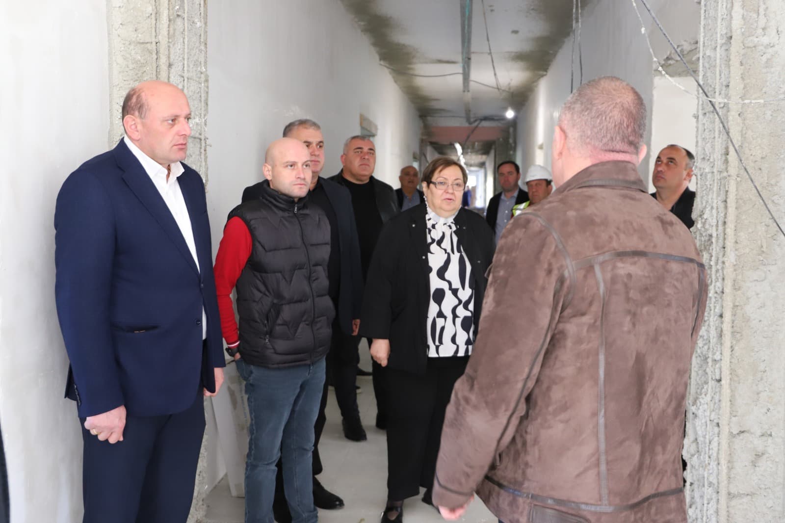 <p style="text-align: justify">თერჯოლის მუნიციპალიტეტის მერმა მანუჩარ რობაქიძემ, ინფრასტრუქტურის განვითარების მინისტრ რევაზ სოხაძესთან ერთად თერჯოლაში მიმდინარე ინფრასტრუქტურული პროექტები დაათვალიერა.&nbsp;</p><p style="text-align: justify">მუნიციპალიტეტის მერი ინფრასტრუქტურის მინისტრთან ერთად ქ. თერჯოლის &nbsp;#1 საჯარო სკოლისა და ქ. თერჯოლის წყალმომარაგების სისტემის</p><p style="text-align: justify">სარეაბილიტაციო სამუშაოებს ადგილზე გაეცნო. ხელმძღვანელმა პირებმა ყურადღება გაამახვილეს პროექტების კანონით გათვალისწინებულ ვადებში სამუშაოების ხარისხიანად შესრულებაზე და კონტრაქტორ კომპანიებს გარკვეული მითითებები მისცეს.</p>