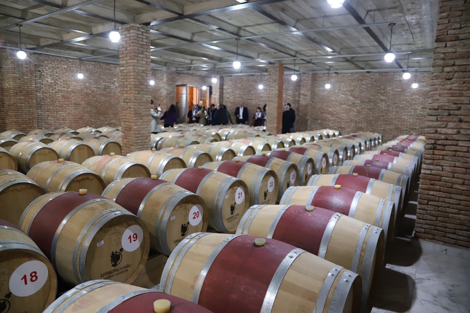 <p style="text-align: justify">თერჯოლის მუნიციპალიტეტის მერმა მანუჩარ რობაქიძემ ჩინეთის სახალხო რესპუბლიკიდან დელეგაციას უმასპინძლა, რომლის შემადგენლობაში ჩინეთის საერთაშორისო ვაჭრობის ხელშეწყობის საბჭოს კუეიჭოუს პროვინციის ექსპო ბიუროს საერთაშორისო ურთიერთობების დეპარტამენტის წარმომადგენლები არიან.&nbsp;</p><p style="text-align: justify">თერჯოლის მერთან შეხვედრაზე საუბარი შეეხო ეკონომიკური, სავაჭრო და კულტურული მიმართულებებით სამომავლო თანამშრომლობას, ასევე რეგიონის ბიზნესასოციაციებს და ღვინის საწარმოებთან პარტნიორობას.</p><p style="text-align: justify">მანუჩარ რობაქიძემ საქართველო-ჩინეთის, მჭიდრო მეგობრულ ურთიერთობასა და სტრატეგიულ პარტნიორობაზე გაამახვილა ყურადღება და სტუმრებს მუნიციპალიტეტის &nbsp;ეკონომიკური და ტურისტული &nbsp;პოტენციალის შესახებ ესაუბრა.</p><p style="text-align: justify">შეხვედრას იმერეთის სახელმწიფო &nbsp;რწმუნებულის აპარატის უფროსი ნიკა კვერნაძე, იმერული ღვინის ასოციაციის ხელმძღვანელი ქეთევან ჯურხაძე და თერჯოლის მუნიციპალიტეტის ადგილობრივი თვითმმართველობის წარმომადგენლები ესწრებოდნენ.</p><p style="text-align: justify">მერიაში გამართული შეხვედრის დასრულების შემდეგ, მანუჩარ რობაქიძემ ჩინური დელეგაციის წევრებს თერჯოლის მეღვინეობა "ხარება" დაათვალიერებინა.</p>