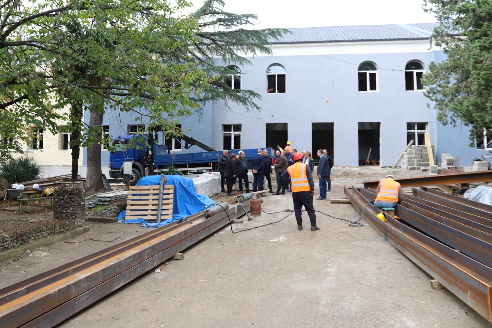 <p style="text-align: justify">თერჯოლის მუნიციპალიტეტის მერმა მანუჩარ რობაქიძემ, ინფრასტრუქტურის განვითარების მინისტრ რევაზ სოხაძესთან ერთად თერჯოლაში მიმდინარე ინფრასტრუქტურული პროექტები დაათვალიერა.&nbsp;</p><p style="text-align: justify">მუნიციპალიტეტის მერი ინფრასტრუქტურის მინისტრთან ერთად ქ. თერჯოლის &nbsp;#1 საჯარო სკოლისა და ქ. თერჯოლის წყალმომარაგების სისტემის</p><p style="text-align: justify">სარეაბილიტაციო სამუშაოებს ადგილზე გაეცნო. ხელმძღვანელმა პირებმა ყურადღება გაამახვილეს პროექტების კანონით გათვალისწინებულ ვადებში სამუშაოების ხარისხიანად შესრულებაზე და კონტრაქტორ კომპანიებს გარკვეული მითითებები მისცეს.</p>