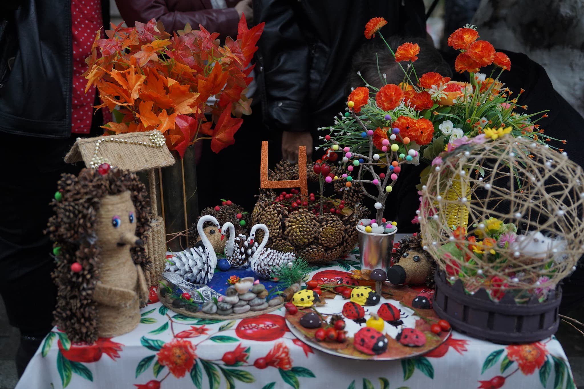 <p style="text-align: justify">ჭიათურის მუნიციპალიტეტის მერმა გივი მოდებაძემ ჭიათურის საპატიო მოქალაქეები დააჯილდოვა.&nbsp;</p><p style="text-align: justify">დაჯილდოების ცერემონიაზე, რომელიც ტრადიციული სახალხო დღესასწაულის "ჭიათურობა 2025“-ის ფარგლებში გაიმართა, მერმა საპატიო მოქალაქეების ტიტულის მფლობელებს მუნიციპალიტეტის განვითარებაში შეტანილი წვლილისთვის მადლობა გადაუხადა.&nbsp;</p><p style="text-align: justify">2025 წელს ჭიათურის საპატიო მოქალაქეები გახდნენ:</p><p style="text-align: justify"><strong>პაატა კვიჟინაძე</strong> – საქართველოს XI მოწვევის პარლამენტის წევრი, საჩხერის, ჭიათურისა და ხარაგაულის მუნიციპალიტეტების დელეგატი, პარლამენტის საფინანსო-საბიუჯეტო კომიტეტის თავმჯდომარე;</p><p style="text-align: justify"><strong>ილო ლაბაძე</strong> – სოფლის მეურნეობის დამსახურებული მუშაკი;</p><p style="text-align: justify"><strong>თინა ბიწაძე</strong> – ღვაწლმოსილი ჟურნალისტი;</p><p style="text-align: justify"><strong>მარინა ფიფია</strong> – ექიმი მეან-გინეკოლოგი;</p><p style="text-align: justify"><strong>კუკური მოდებაძე</strong> – ჭიათურის აკაკი წერეთლის სახელობის სახელმწიფო პროფესიული თეატრის შუქის მხატვარი.</p><p style="text-align: justify">საპატიო მოქალაქის დაჯილდოებასთან ერთად, "ჭიათურობა 2025“ მრავალფეროვანი კულტურული, შემეცნებითი და გასართობი ღონისძიებებით აღინიშნა. მოეწყო შემეცნებით-გასართობი და საგამოფენო სივრცეები, პერფორმანსები, თეატრალიზებული წარმოდგენები, კულტურული და სპორტული აქტივობები.</p><p style="text-align: justify">სახალხო დღესასწაულის აღნიშვნა კონცერტით დასრულდა, რომელშიც ადგილობრივი შემოქმედებითი ანსამბლები და მუსიკალური ჯგუფი "ურსა“ მონაწილეობდნენ.</p>