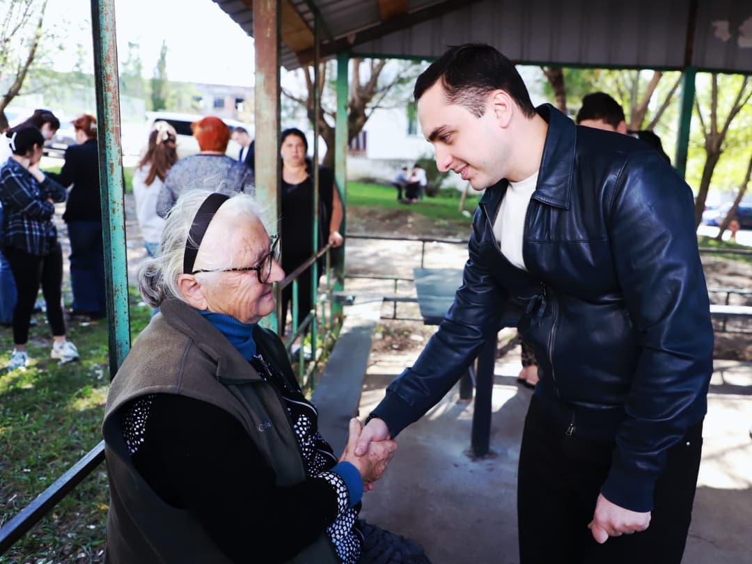 აფხაზეთის მთავრობის თავმჯდომარე დევნილ მოსახლეობასთან შეხვედრებს აგრძელებს