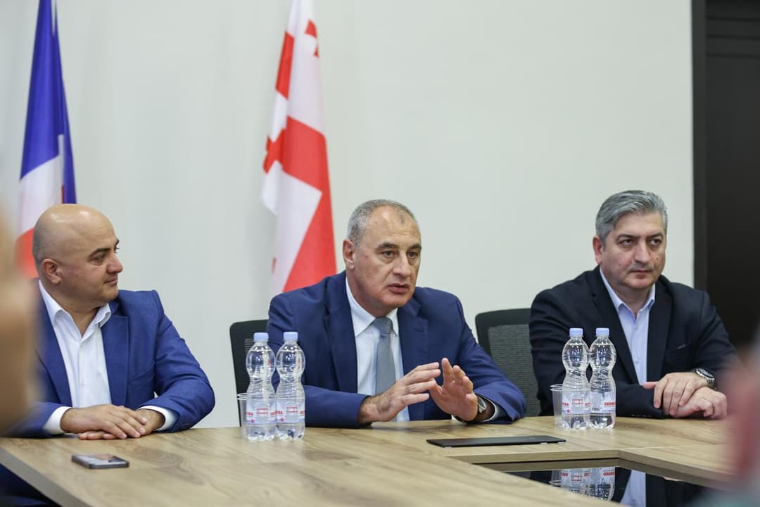 ქვემო ქართლში სახელმწიფო რწმუნებულმა თეთრიწყაროს მუნიციპალიტეტის მერიის თანამშრომლებს ახლად არჩეული მერი წარუდგინა