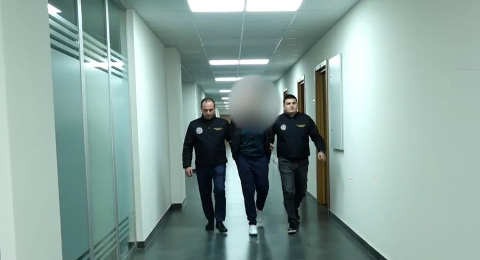 დიდი ოდენობით თანხის ჯგუფურად მითვისების ფაქტზე უცხო ქვეყნის ერთი მოქალაქე დააკავეს, ერთ პირს კი ბრალი დაუსწრებლად წარედგინა