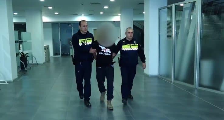 სამართალდამცველებმა დააკავეს პირი, რომელმაც პოლიციელი ყელის არეში დაჭრა