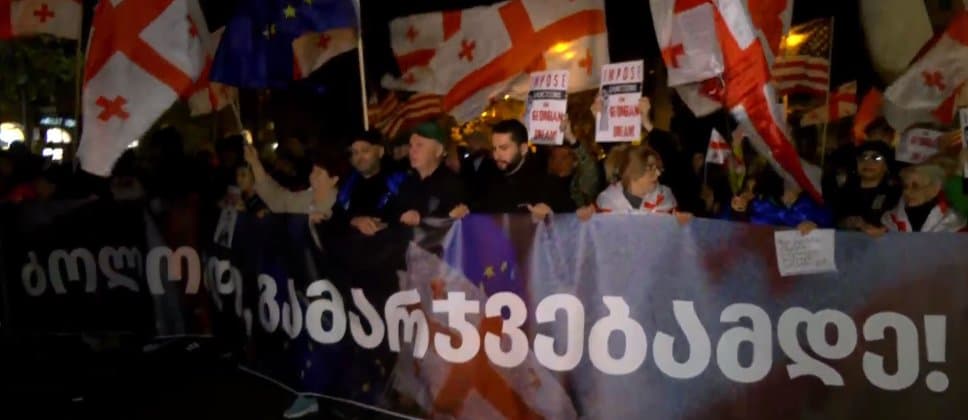 "ბოლომდე, გამარჯვებამდე!" - საპროტესტო მსვლელობა თბილისში